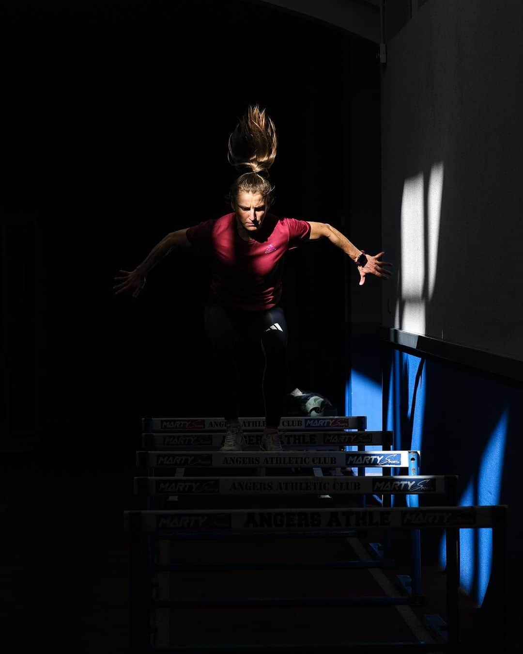 Amandine BROSSIERさんのインスタグラム写真 - (Amandine BROSSIERInstagram)「Le travail de l’ombre shooté par @lucie__gagneux_. Merci à toi 🙏🏻  #jump #work #shadow #trackandfield #fit」2月28日 1時15分 - amandine.brossier