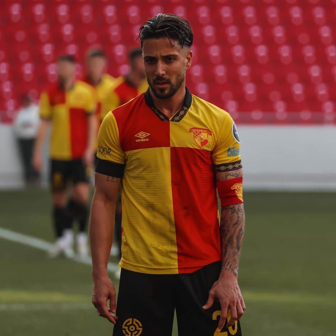 タルク・チャムダルのインスタグラム：「Tüm gelirin deprem bölgesine bağışlandığı @ibfk2014 ile yaptığımız dostluk maçında bizleri yalnız bırakmayan tüm taraftarlarımıza teşekkür ederiz.  #TürkiyeTekYürek #BirlikteAşacağız 🇹🇷」