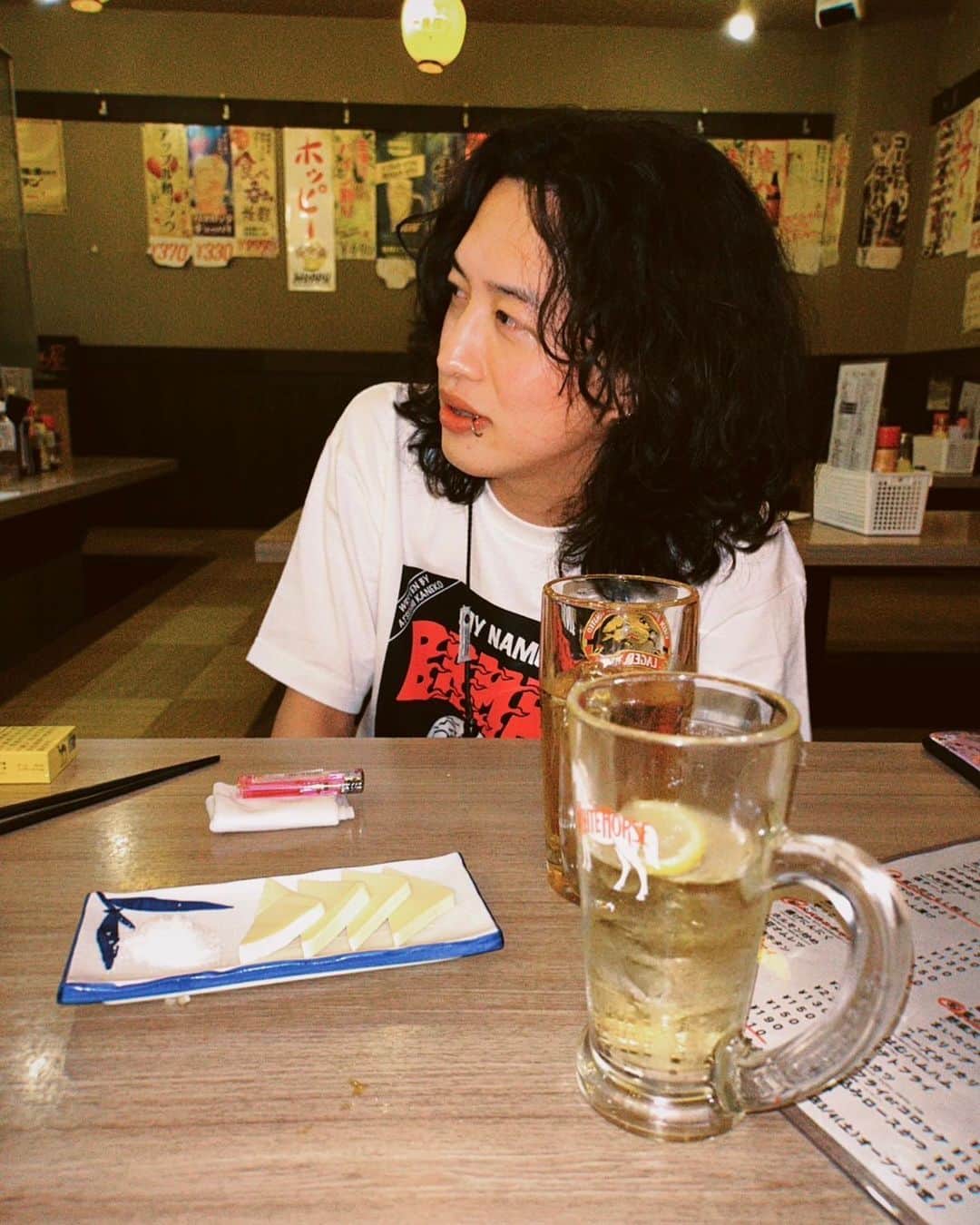 キタニタツヤのインスタグラム：「. 27歳になったぞ！！！！！！初めて楽器持った日から干支が一周した 音楽続いてるな〜 今年も良い作品を沢山作れますように…  今年こそは晩杯屋を卒業し、港区の会員制バー（本当に存在するの？）でしか酒を飲みません そこで見ていなさい、27歳の本気の豪遊を────  写真は @suisoh_ （ありがとう）」