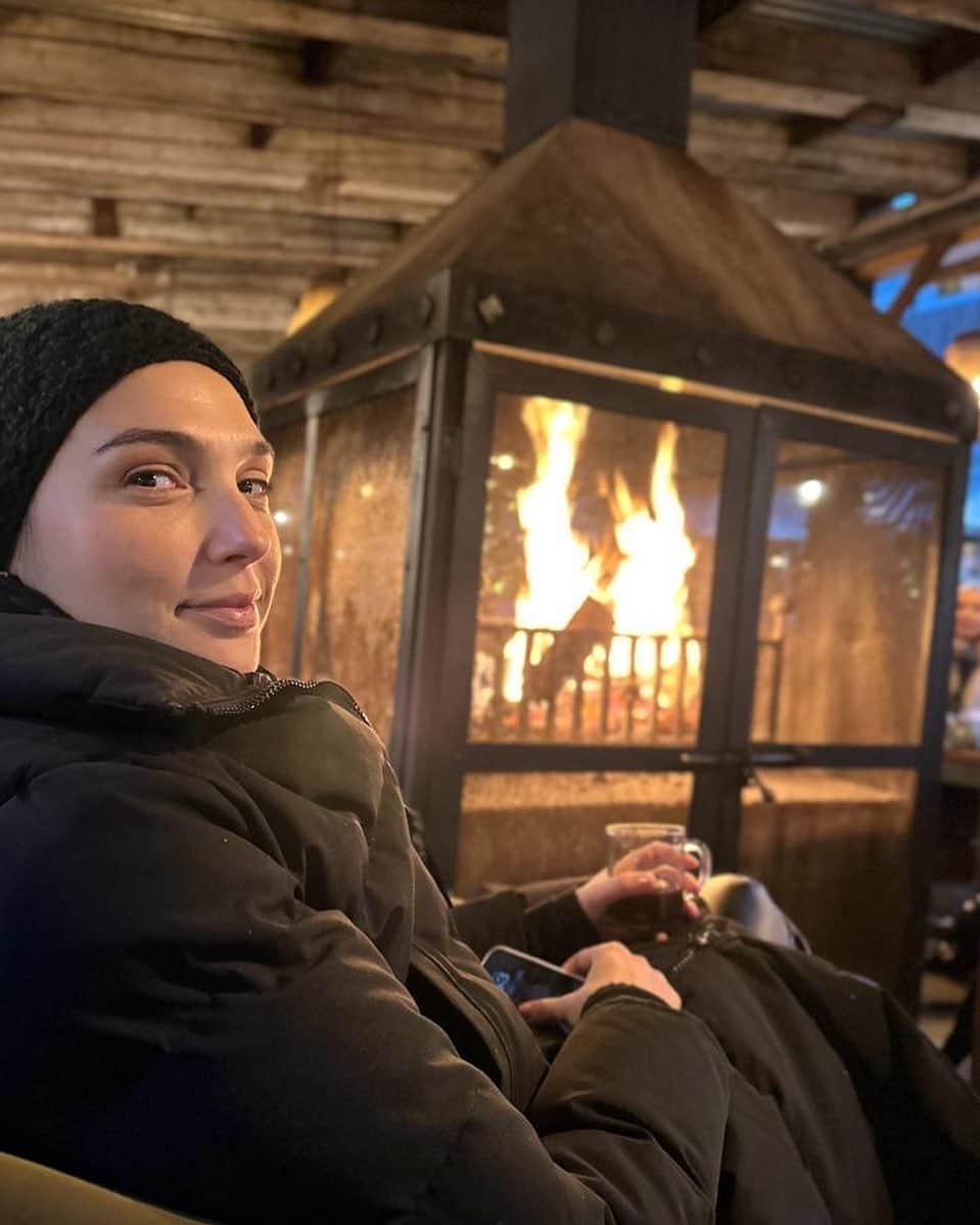ガル・ガドットのインスタグラム：「Wishing you all a cozy week 🔥」