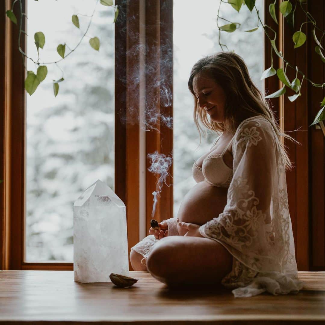 ジェイミー・アンダーソンのインスタグラム：「Soul journey 💫🌙🫶  • 39 weeks •  Precious little babe can come anytime 🙏   Feeling really grounded and grateful. This has been the most expansive experience of my life, so far!   Lots of love and intention has been put into our home birthing space. Getting very excited to meet little love!   Do you think we’re having a boy or girl?! 💙💗」