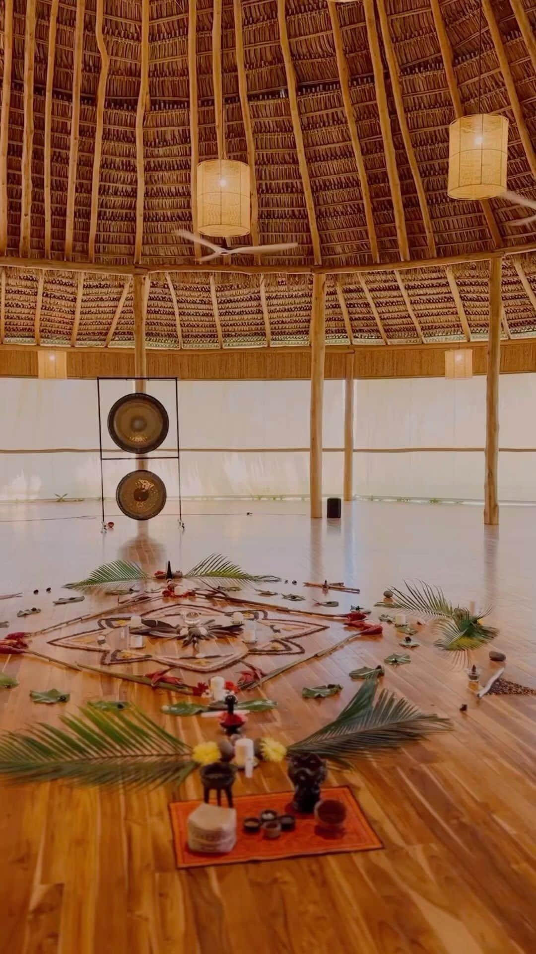 ディラン・モスコビッチのインスタグラム：「Sitting at the foot of this sacred altar in this magical temple, gathered around in circle like humans have done for time immemorial, while holding space for others as they journey inward, is a powerful path. To be in prayer, that is to be offering intentions with attention, co-creating with a force greater than ourselves, is to surrender the tight grip on life and allow ourselves to tap into the energy of connection that all life shares. Whether it is with spirit, creation, source, nature or the divinity within, it is about offering the wishes of our hearts to spread love and healing both inward and out.   The elements of creation — Earth, Water, Fire, Air and Ether, exist all around us. They are the building blocks of our physical reality and have so much to teach us, if we are open to listening. They also help us to reflect on the spirit of those same elements that reside within us, how to harness them and honour their gifts.  Our Inner Alchemy Altar pays tribute to the four elements and the four cardinal directions, centred around the element of ether, the element that holds all elements, as a way of communing with these powerful teachers and weaving ancient ways to assist us in creating a more harmonious future.」