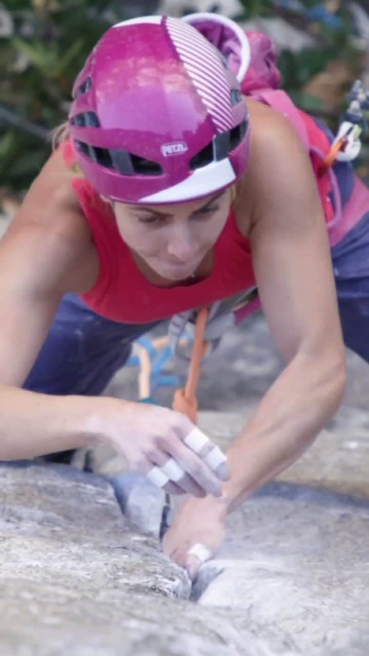 カタリーナ・ザーヴァインのインスタグラム：「crack climbing - so painful, yet so much fun ❤️  video by @louderthan11 in Yosemite Valley   @petzl_official @lasportivagram #lt11 #yosemite #yosemitenationalpark #crackclimbing #rockclimbing #climbing #painful #fingercrack #accesstheinaccessible #weareclimbers」