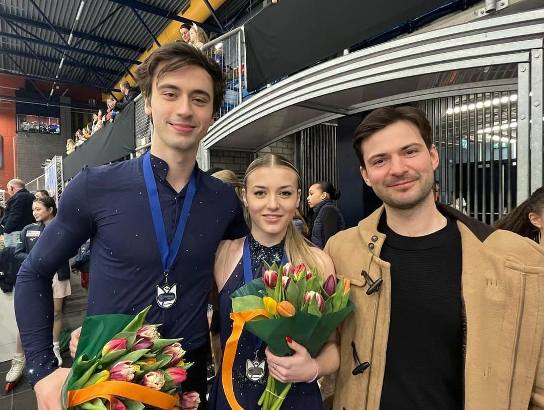 セヴェリン・キーファーさんのインスタグラム写真 - (セヴェリン・キーファーInstagram)「Challenge Cup 2023 in Tilburg  Sophia and Livio showed great fight and spirit with two performances to be proud of in the Senior Pairs event!  Flora was able to show a lot of her potential and get a great result in the Junior Women‘s event.   Giorgia and Luc performed very well and moved up to finish in second place in their international debut together in Junior Pairs. 🥈  @skateaustria @eisteamsalzburg @teamschweizer」2月28日 1時58分 - severin_kiefer