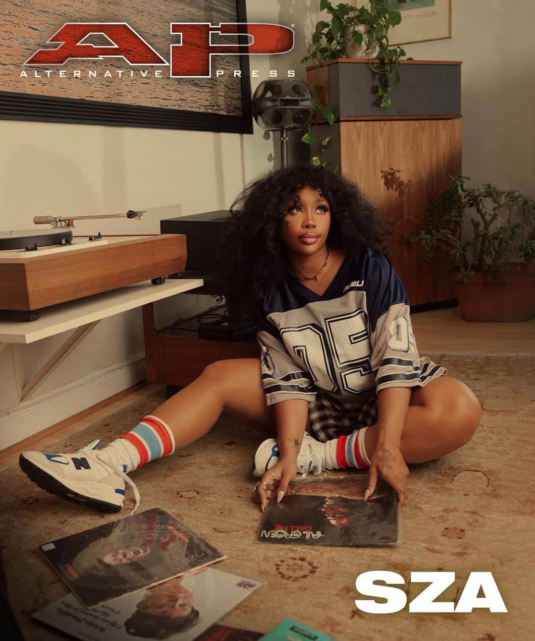 Alternative Pressさんのインスタグラム写真 - (Alternative PressInstagram)「@SZA has always been Alternative… For the first cover of our Spring 2023 issue, the singer talks working with Phoebe Bridgers and dives deeper into her explosive album ‘SOS.’  *link in bio   photography: @daniel  written by: @cozy.spice  hair: @turnbullhair  make-up: @deelishdeanna  stylist: @aleherself  creative direction: @joshmadden First/ lighting: @spanishboots Second: @rainwata DIT: @shayla.digitaltech  gear: @nomadstudios location: @insheepsclothinghifi」2月28日 2時02分 - altpress