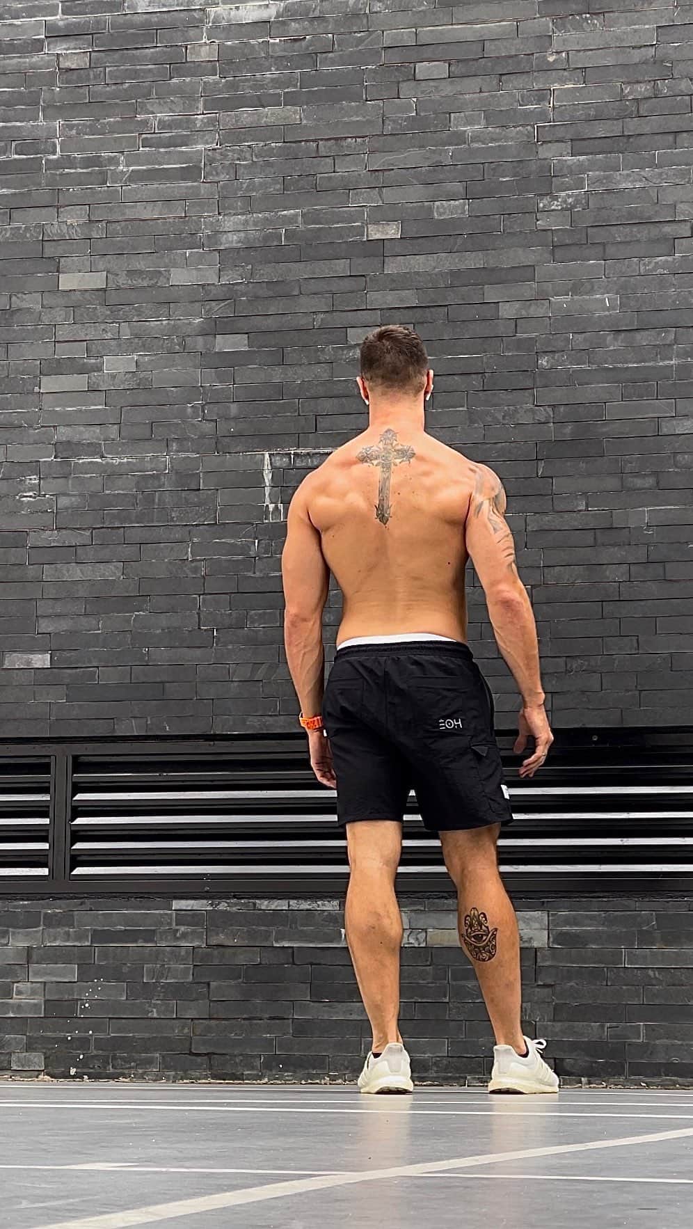 Jonas Sulzbachのインスタグラム：「Começando a semana na pegada!!! Boraaa?? 😅💪🏼」