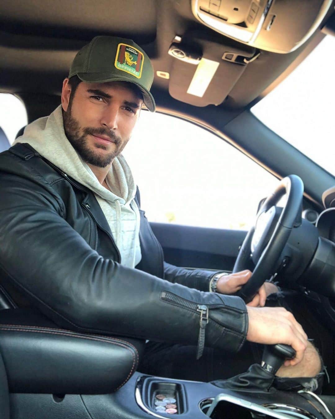 ニック・ベイトマンのインスタグラム：「Uberdad has arrived I got elmo and Blippi on blast. “excavatutrrrr seee ya laterr” 🤓」