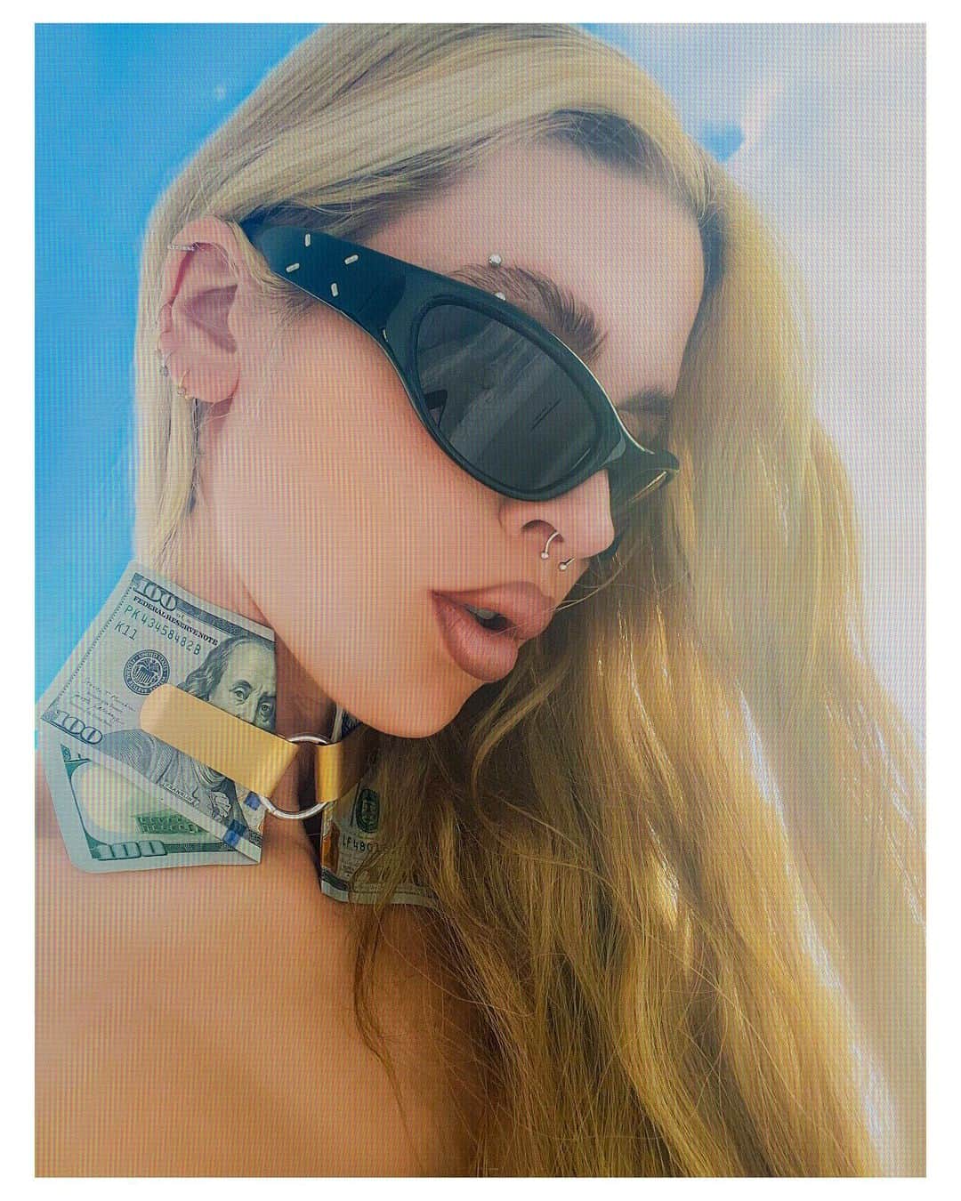 ジェニファー・グレースのインスタグラム：「@maisonmargiela x @gentlemonster available tomorrow at selected retailers 🕶 #MaisonMargielaxGentleMonster」