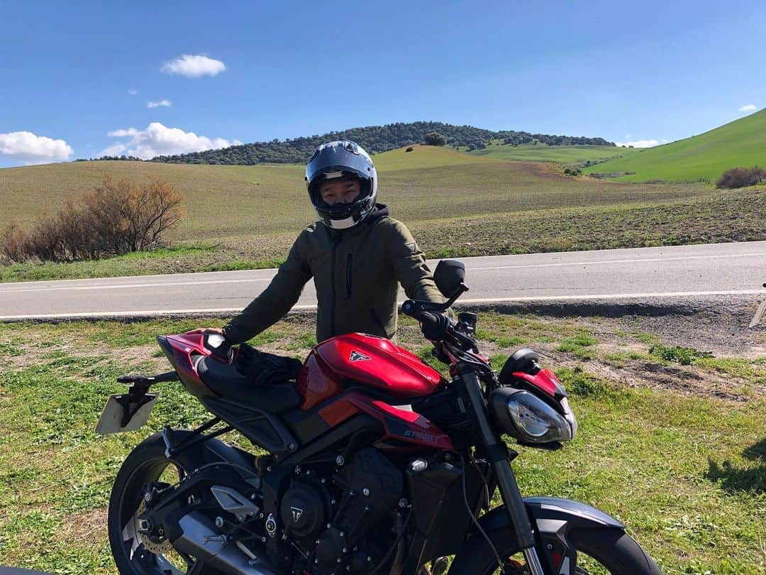 原田哲也のインスタグラム：「TRIUMPH  NEW STREET TRIPLE  試乗会でスペイン　ヘレスに来てます！ 今日は一般道の試乗 新型正常進化していて 良い感じです！ 明日はサーキット試乗 天気もやさそうなので楽しみ〜！ 21年ぶりのヘレスサーキット若井君に会って来ました！ #triumph #streettriple #dainese #トライアンフ#ストリートトリプル #ダイネーゼ #スペイン#鈴木大五郎 #アライヘルメット#araihelmet」