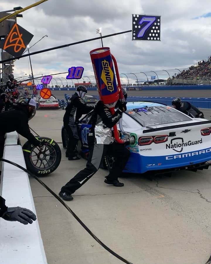 サン・カンのインスタグラム：「Teamwork- @nascar  /ˈtēmˌwərk/ noun the combined action of a group of people, especially when effective and efficient.」