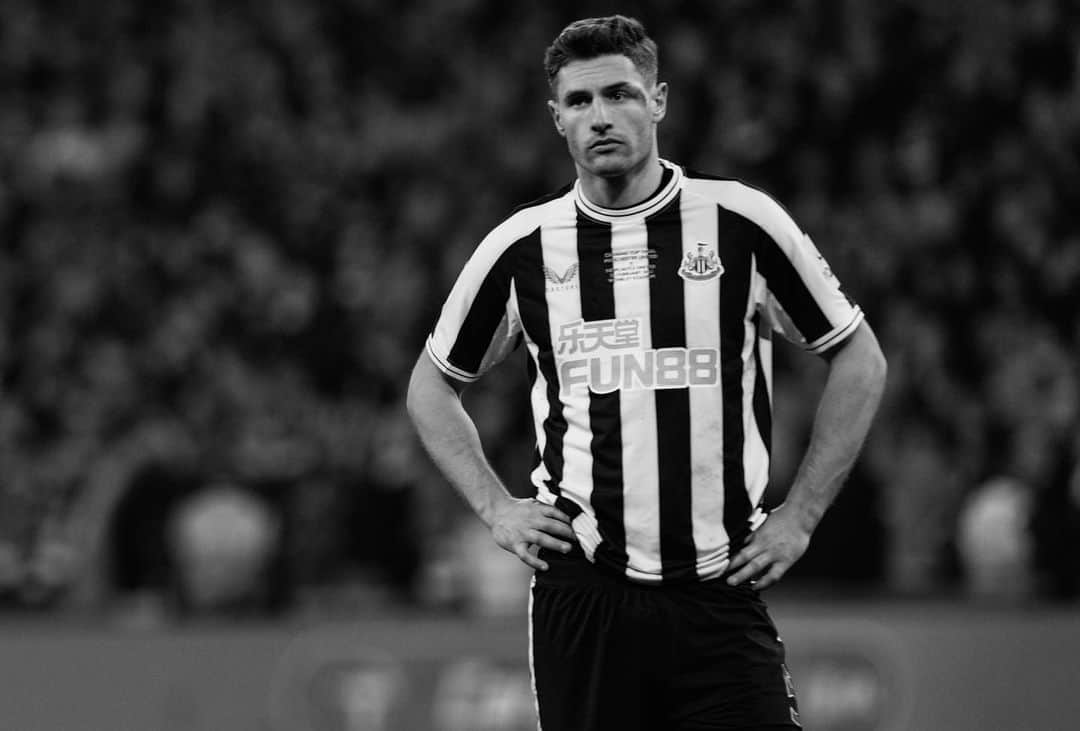 ファビアン・シェアのインスタグラム：「Still hard to find words. Since I came to Newcastle my dream was to win a trophy for this club and his fan. To give all the people around this Club what they deserve. Yesterday was not that day but sometimes thats football.  I want to say thank you for the incredible support, it means so much to me and i am truly thankful to be part of this amazing Club🖤🤍. Now is time to get up and fight for the things we want to achieve this season.  I will leave my heart on the pitch like I always do and I will do everything i can for black and white. I am sure one day we are goona lift a trophy together!❤️ #nufc」