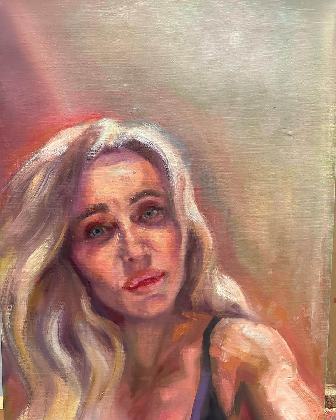 のインスタグラム：「Quick color study — on a self portrait again as I am spending time on my own in the studio …with just myself #portrait #selfportrait #modernpainting #aslnyc #pickoftheday #contemporarycollectors #oilpaintings#fineart #color」