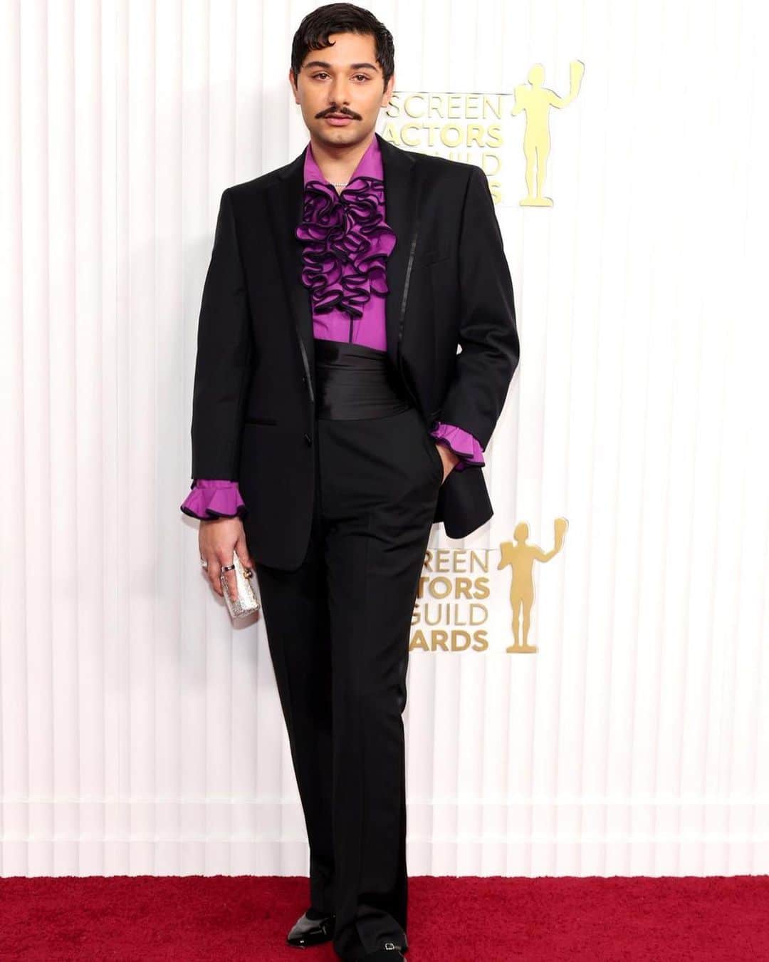 マーク・インデリカートのインスタグラム：「SAG 2023: no monotone here!   Styling: @gamesjallagher • vintage @manfredthierrymugler shirt sourced from @aralda.vintage, @calvinklein suit & @carelparis shoes Glam: @caitlinkrenzbeauty  Jewelry: @justdesi」