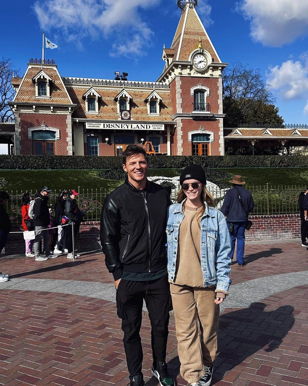 スティーブ・クックのインスタグラム：「Pretty busy getting Morgan and the two dog settled into daily life in the US. All exciting things, we did manage to stop by Disney land on our trip to pick up LooLoo from LAX. Excited to get back into more content and a normal schedule!  YOUTUBE COMING THIS WEEK!!」