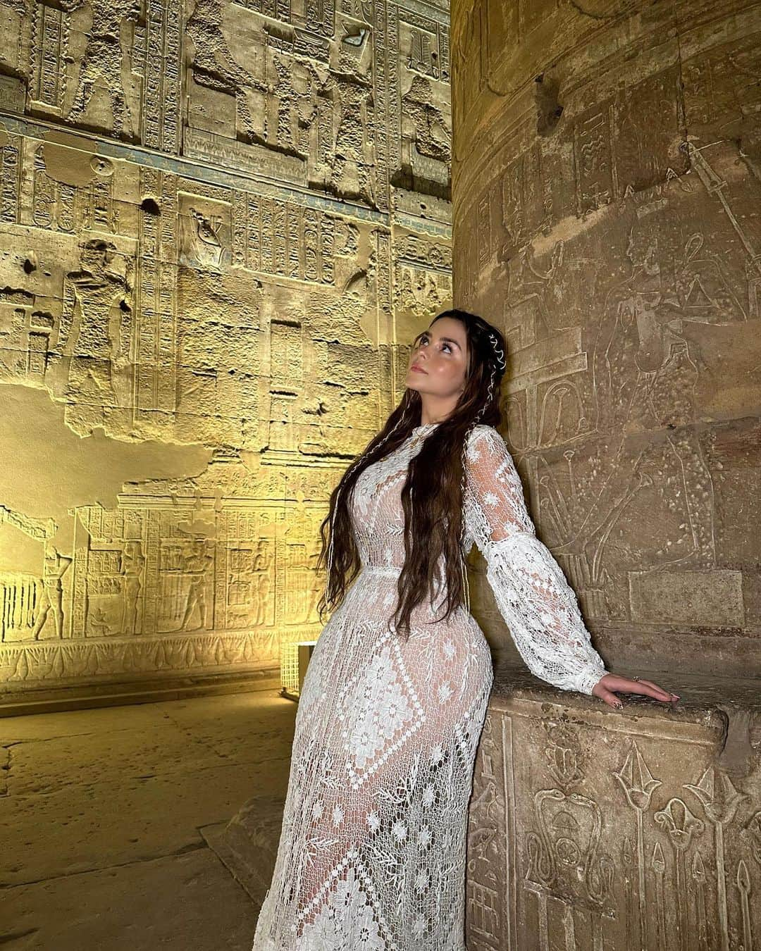 デミ・ローズさんのインスタグラム写真 - (デミ・ローズInstagram)「Infinite inspiration. 🤍 Dendera Temple. The Temple of Hathor. This was one of the most beautiful places I have ever visited.  I loved it. This temple felt very emotional for me. The sick would come here for healing. Women for fertility. It was worshiped since pre-dynastic times and also represented love, beauty, eroticism, used to celebrate music and joy. Thank you to my Wonderful teacher @isis_indriya for sharing all of your wisdom of Ancient Egypt. What an honor, a blessing and such an incredible way to start my year.  I would like to host my own trip back to Egypt again next year.  Who’s with me? ✨」2月28日 5時17分 - demirose