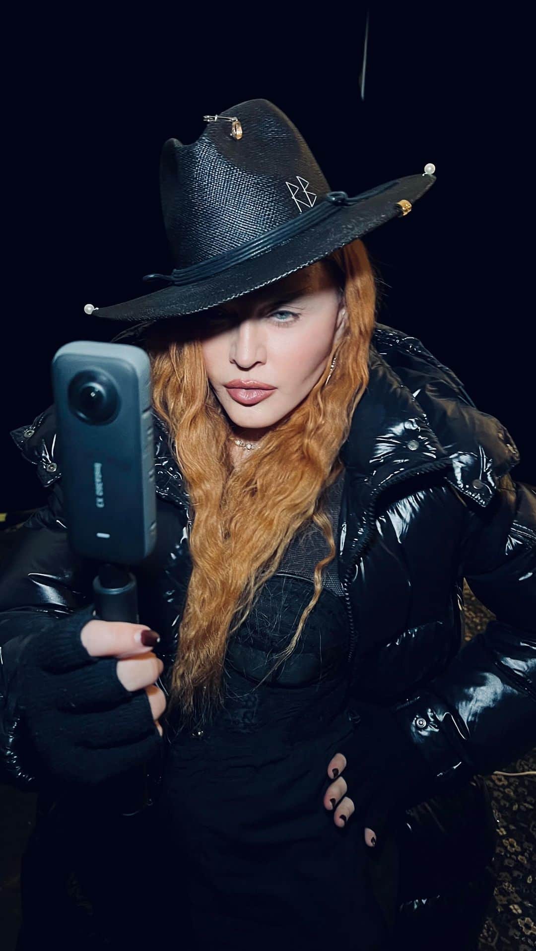 マドンナのインスタグラム：「Thank God I have my creative life to inspire me and keep me going……. ♥️ #madonnacelebrationtour #grateful」