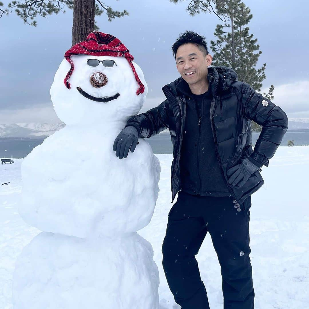 ジェームズ・ワンのインスタグラム：「Thank you for all your sweet and thoughtful birthday wishes. 🎂You’ve all warmed my heart on these frigid cold days. I got to build my first snowman ever! I was hoping he would come to rampaging life! ☃️  Not used to soooo much snow!!  Thank you @ingridbisu for an amazing bday Tahoe trip!」