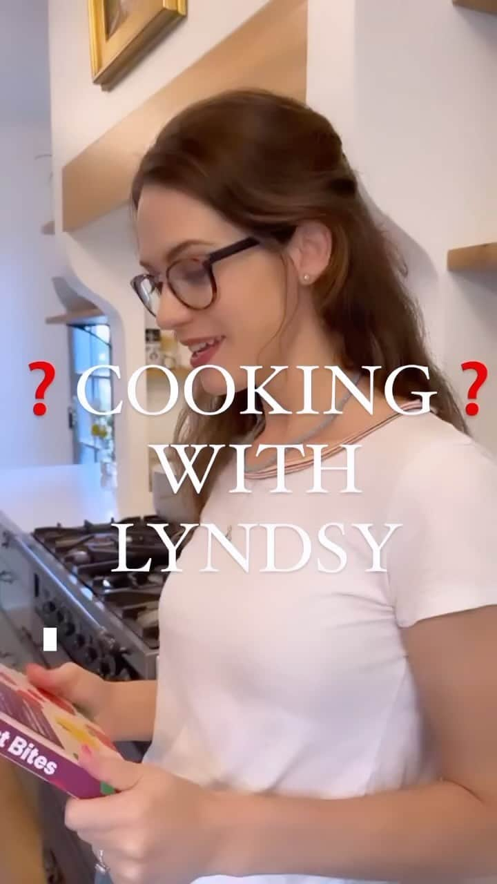 リンジー・フォンセカのインスタグラム：「Episode 1 of COOKING? WITH LYNDSY. Enjoy this week’s recipe of potato tots by @yumi」