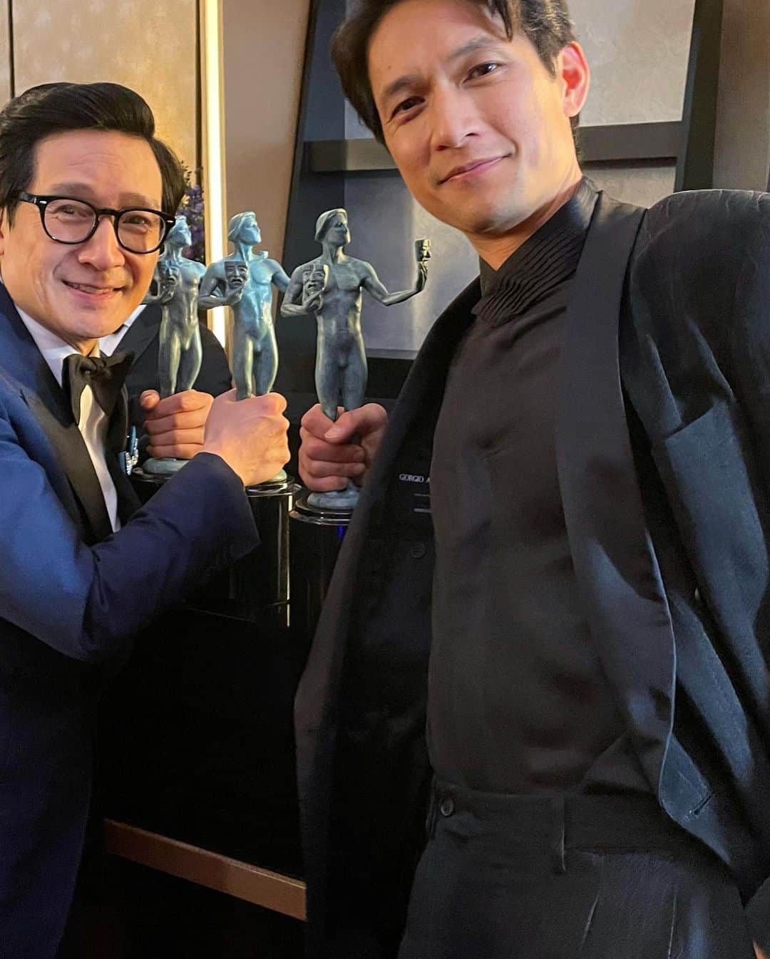 ハリー・シャム・ジュニアさんのインスタグラム写真 - (ハリー・シャム・ジュニアInstagram)「James Hong. 94. Wow. Speech was 💯 and feeling like 1001 last night. Thank you @everythingeverywheremovie for letting the 🦝 and I along for the ride. History made with the best group of friends. Got to help make the statutes a few years back 🔨 so it all feels bageleeeeee. Amazing to witness @thejameshong give the most incredible @sagawards speech with several mic drops in between 🙏🏼 THANK YOU to all the  @sagaftra members who voted for this fam!!! (my crop game is zero tho 🤦🏻‍♂️)  Stylist: @warrenalfiebaker  Suit: @giorgioarmani  Kicks: @jimmychoo  Watch: @omega」2月28日 5時57分 - harryshumjr