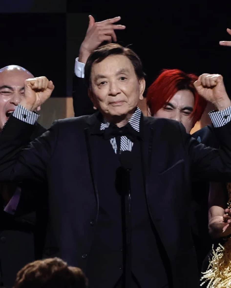 ハリー・シャム・ジュニアさんのインスタグラム写真 - (ハリー・シャム・ジュニアInstagram)「James Hong. 94. Wow. Speech was 💯 and feeling like 1001 last night. Thank you @everythingeverywheremovie for letting the 🦝 and I along for the ride. History made with the best group of friends. Got to help make the statutes a few years back 🔨 so it all feels bageleeeeee. Amazing to witness @thejameshong give the most incredible @sagawards speech with several mic drops in between 🙏🏼 THANK YOU to all the  @sagaftra members who voted for this fam!!! (my crop game is zero tho 🤦🏻‍♂️)  Stylist: @warrenalfiebaker  Suit: @giorgioarmani  Kicks: @jimmychoo  Watch: @omega」2月28日 5時57分 - harryshumjr