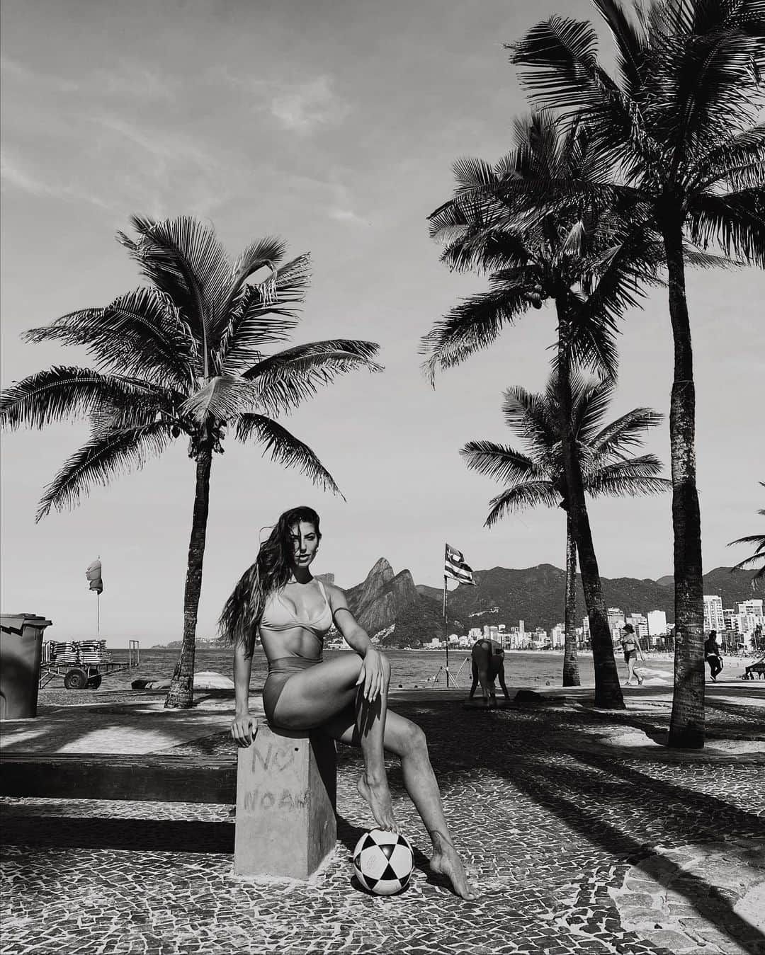 Rachel Apollonioのインスタグラム：「Areia grudada no corpo, sol e futevolei 🤍 Minhas manhãs」