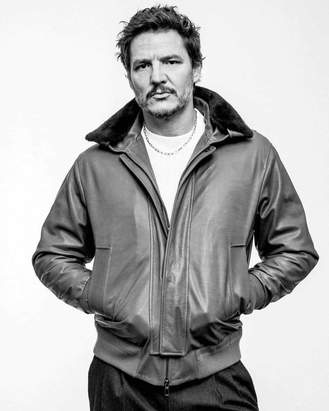 ペドロ・パスカルさんのインスタグラム写真 - (ペドロ・パスカルInstagram)「Flaunt. It. @flauntmagazine   📸 @cschoonover  👕👖 @chloehartstein @loropiana  💄💇‍♂️ @cocoullrich」2月28日 6時32分 - pascalispunk