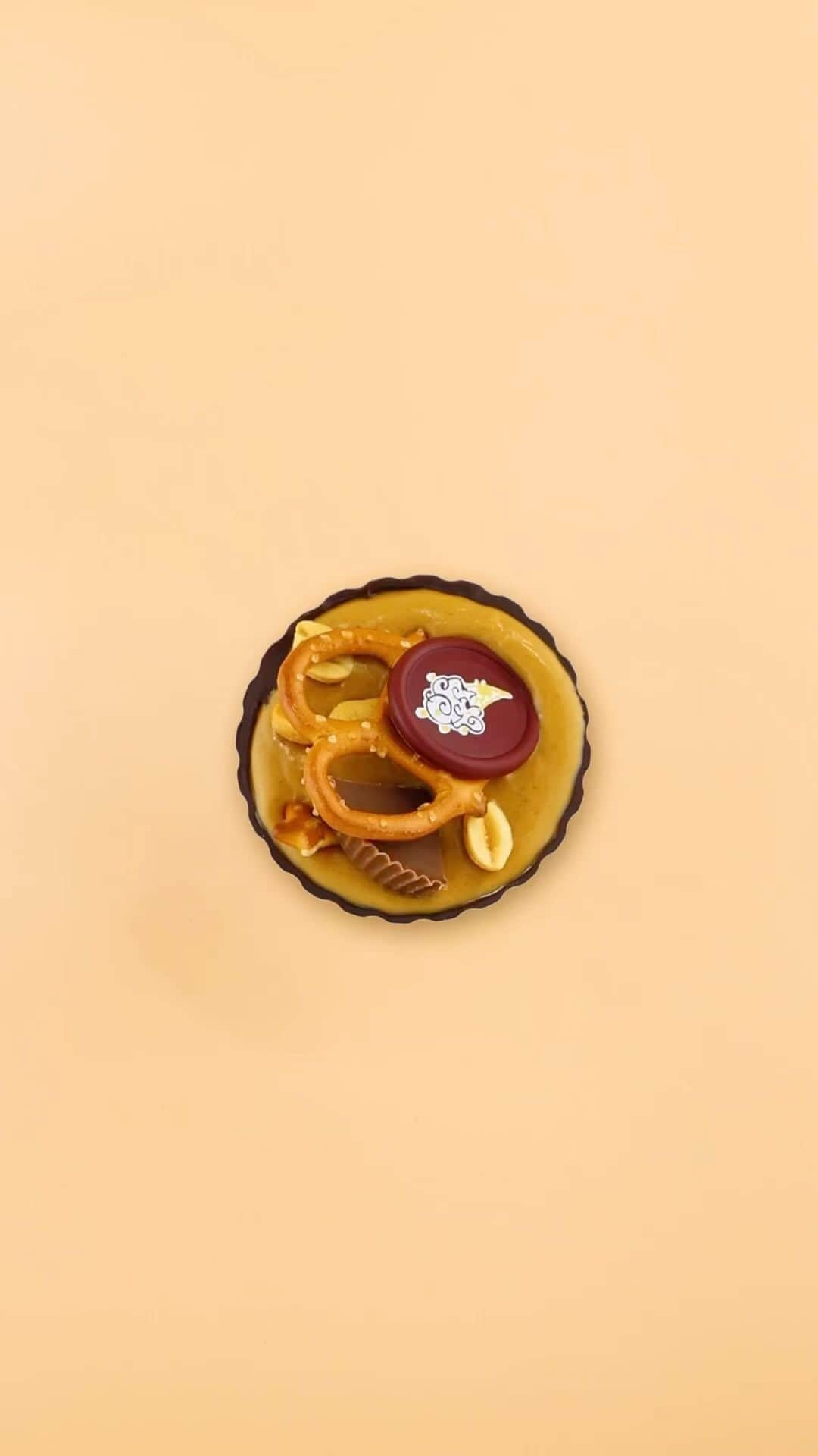 のインスタグラム：「We’ve turned our REESE’S Peanut Butter Ice Cream Cups into your wildest Take 5 dream! 🤩🍦🧁  Our new REESE’S Take 5 Peanut Butter Ice Cream Cups are rich Chocolate Cups filled with layers of REESE’S Peanut Butter Sauce, Caramel, Pretzels & Chocolate Ice Cream topped with Pretzel, Peanuts & REESE’S Peanut Butter Cup. 🥜🥨🍫🤎  Order ahead at ColdStoneCreamery.com」