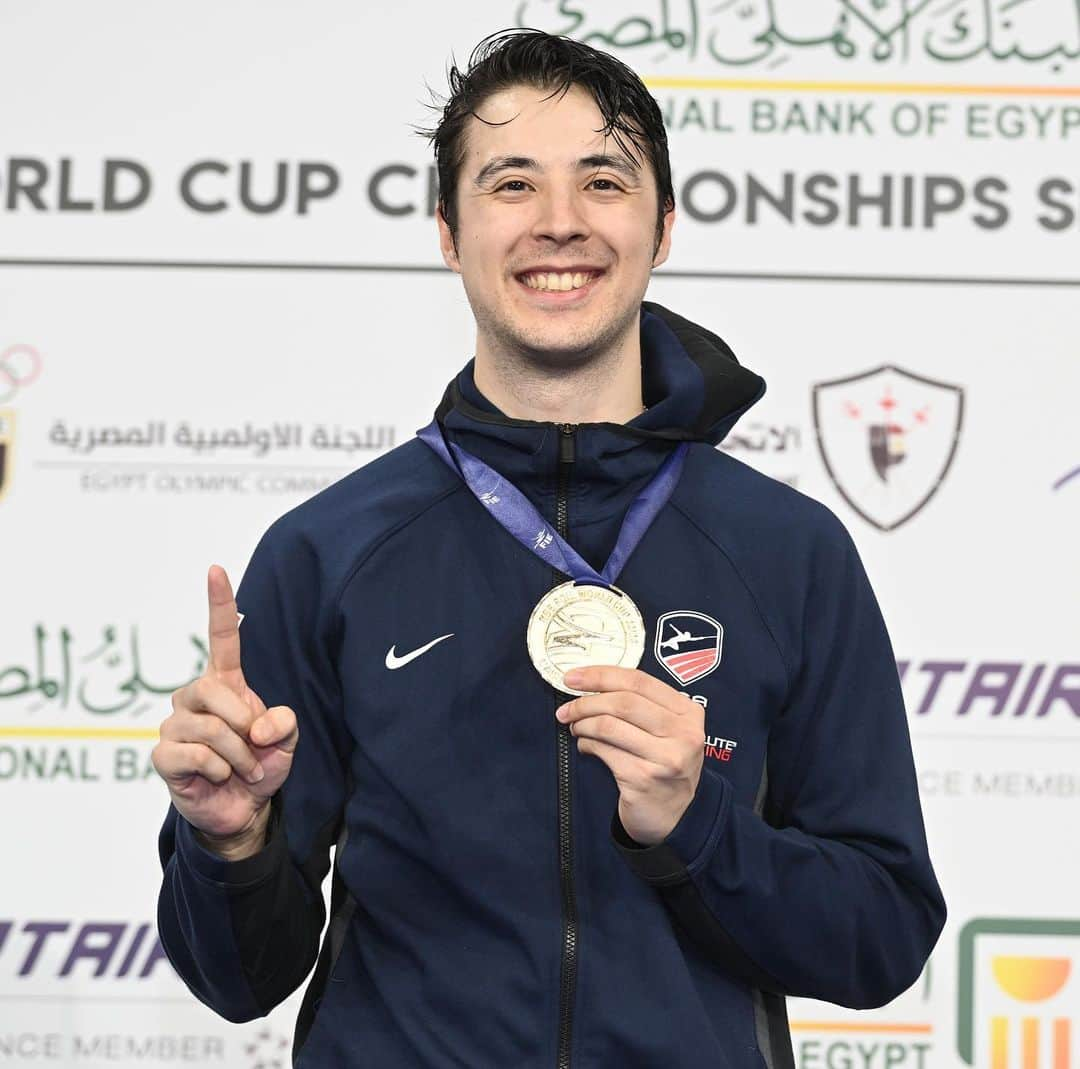 アレクサンダー・マシアラスのインスタグラム：「🥇GOLD🥇 in Cairo🇪🇬! Back on top of the podium twice in three competitions. So grateful to be doing some of my best fencing in a long time recently. Congrats to the rest of the medalists @_planetmarini_ , @enzo_lefort , and @_davidefilippi_.   Gonna try and keep this rhythm going as I prepare for the next competition in Busan 🇰🇷 in 3 weeks!  #bizziteam #fencing #escrime #esgrima #escrima #scherma #펜싱 #fechten #フェンシング #击剑 #teamUSA #фехтование #leonpaul」