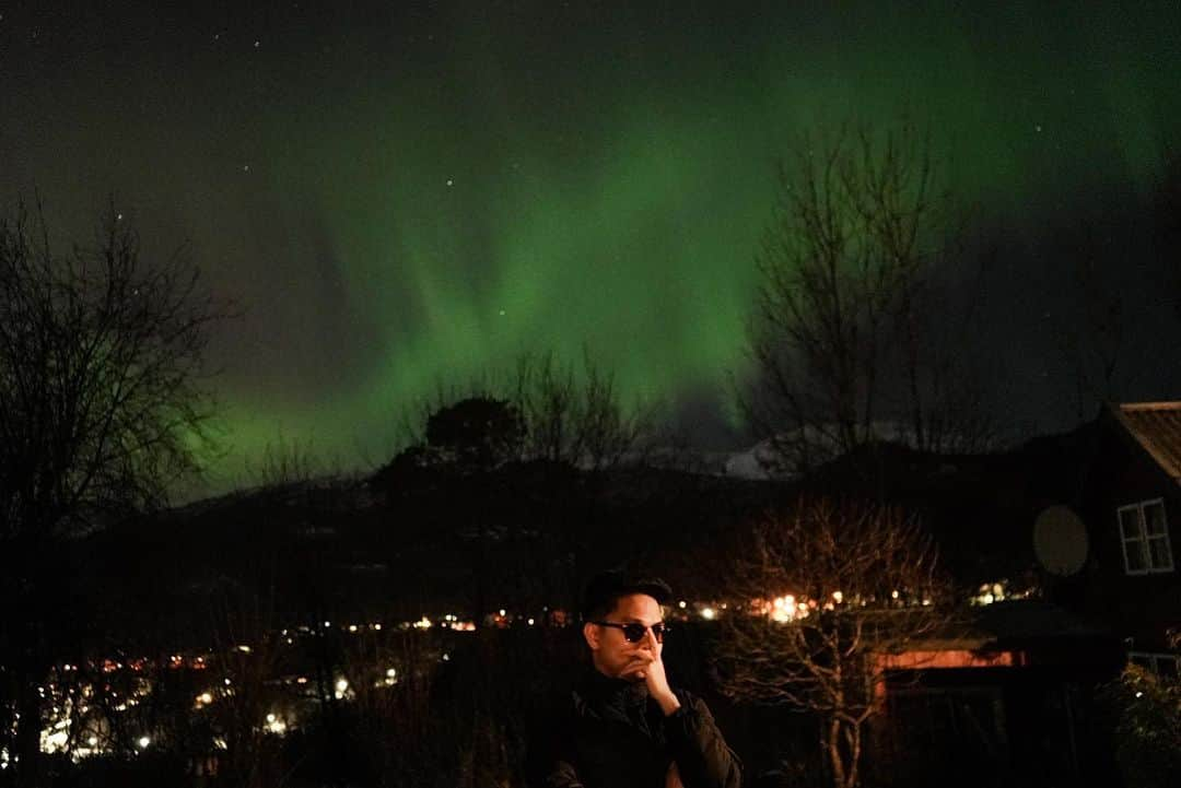 スルギのインスタグラム：「Northern Lights X Christian Ardie  February 27, 2023 (10:00 pm) 📸: Christian Ardie Dawal  Location: Sauda Norway  #northernlights  #northernlights  #auroraborealis  #auroralights  #norway  #sauda  #rogaland  #fx3  #sony  #naturephotography  #photography  #winter  #february #lights  #naturephotograph」