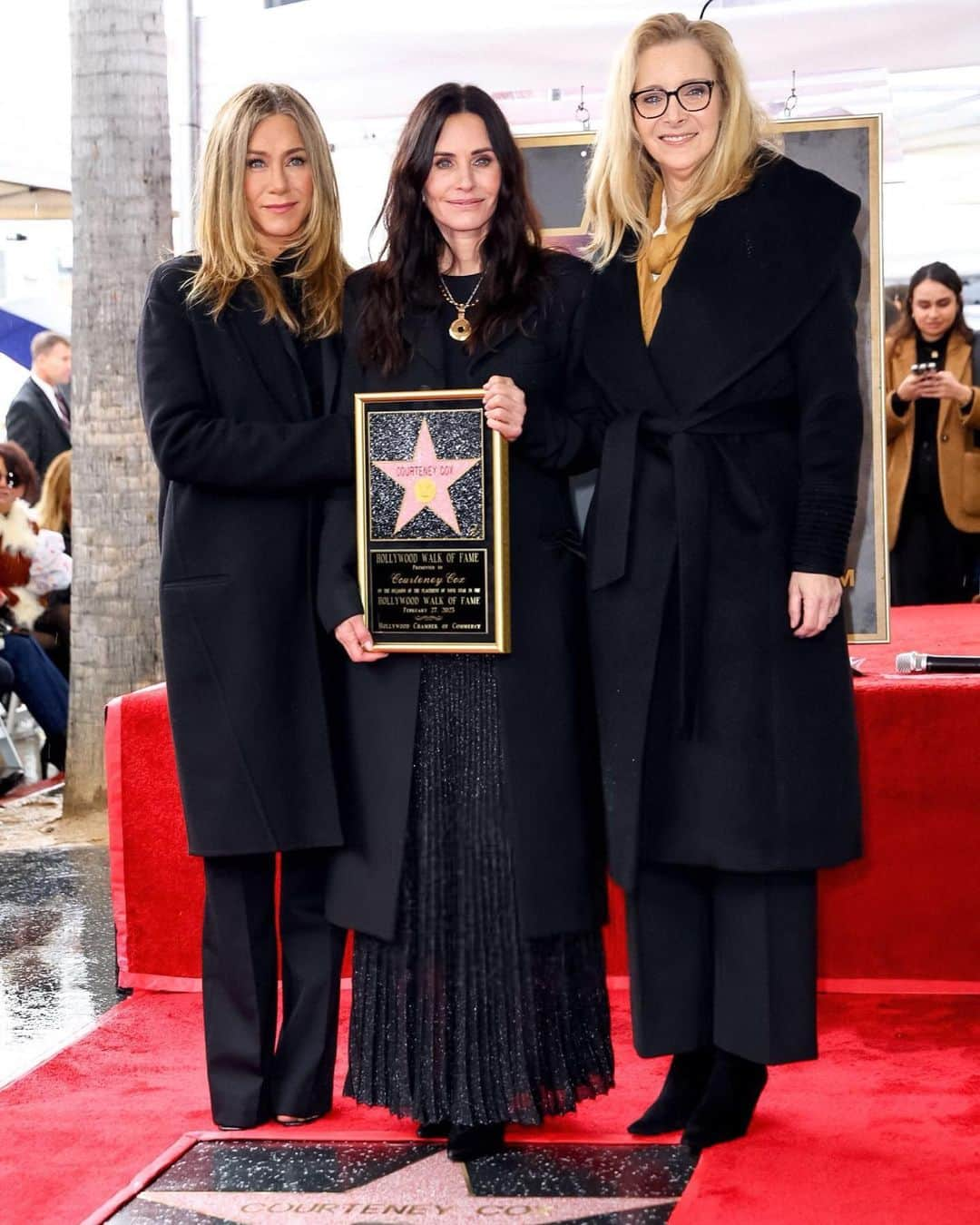 ジェニファー・アニストンのインスタグラム：「Very proud of our girl @courteneycoxofficial today. I love these women with literally every ounce of my heart and soul ❤️ @lisakudrow and I were on a cloud being able to celebrate her and her incredible achievements ⭐️」