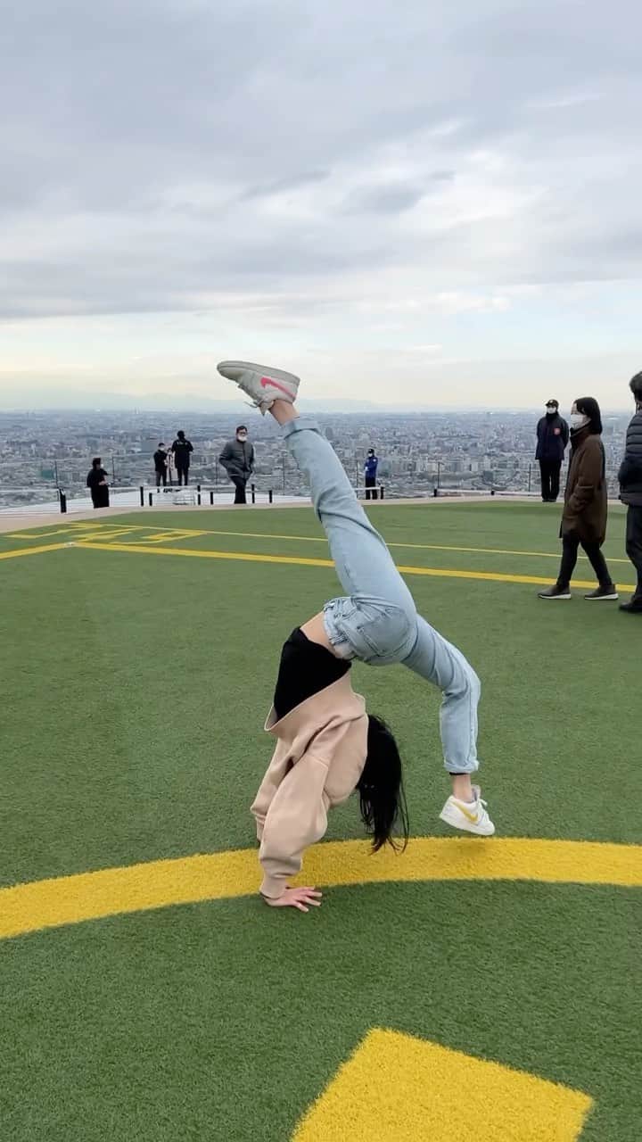 篠原枝令菜のインスタグラム：「Helicoptering around the helipad in Shibuya Sky! How many heads turned??」