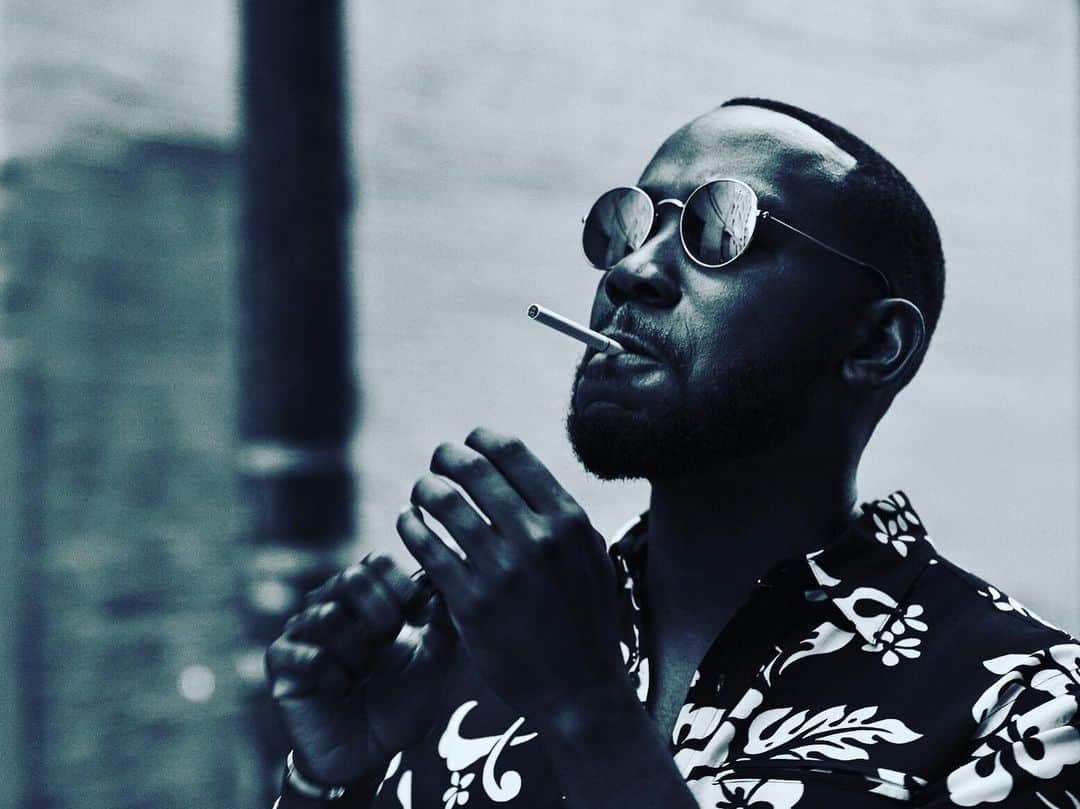 ラモーネ・モリスのインスタグラム：「I do not smoke  …….seriously. I do not.」