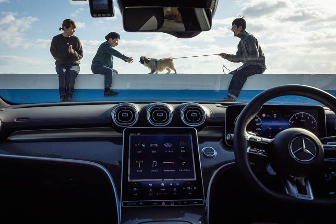 浅田政志のインスタグラム：「家族でメルセデス・ベンツ、AMG C43 4MATICを満喫した写真が「Mercedes-Benz LIVE」に掲載されてますー🛞 とっても室内が豪華でした✨✨✨  https://mb-live.jp/drive/photostory-2023-2-24/」