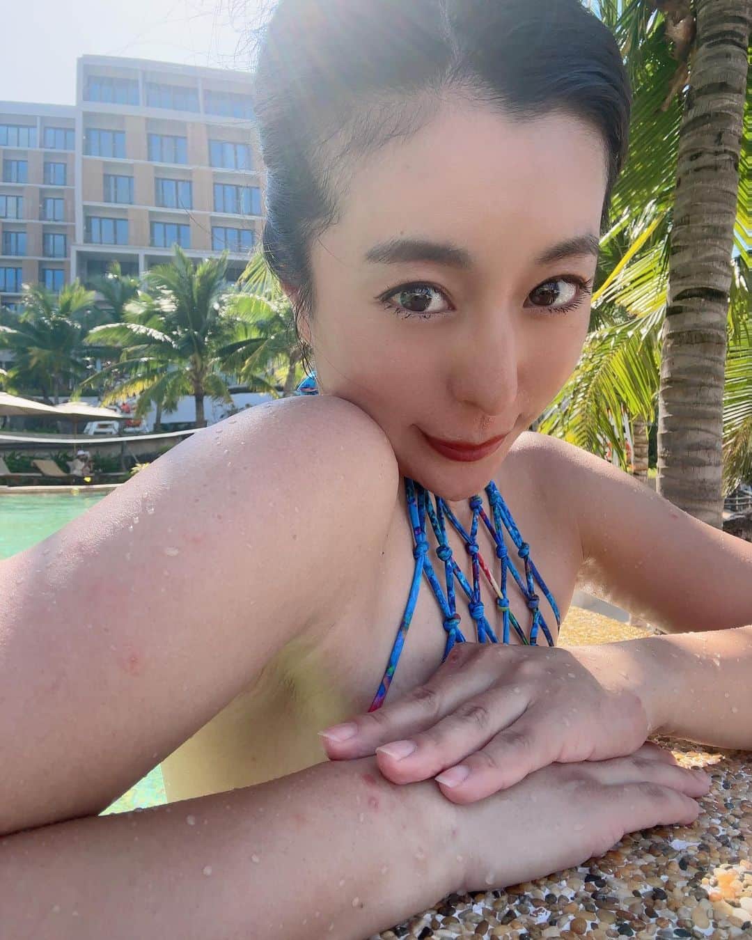 橋本真依のインスタグラム：「・ 🌴🌴🌴🌴🌴  お休みをいただいて 杏樹ちゃんと2泊3日の女子旅。 初めてのフィリピン🇵🇭セブ島に行ってきました✨  早朝から Subic🚗>>>Manila✈️>>>CEBU island🛬と移動  今回のホテルは 📍 Sheraton Cebu Mactan Resort  82CP+8H Mactan Island, Punta Engaño Rd, Lapu-Lapu City, 6015 Cebu, Philippine  2022年にグランドオープンした セブ島で今1番新しいホテル🤍  空港から車で約20分くらいの マクタン島の端っこにあります✨  片道1400ペソ(=3360円)払えば 空港の出口を出てところでボードを持って待っててくれて 専用の車でホテルまで送迎してくれます。  私の初めてのセブ島の感想。 野犬いっぱいだなあ🥹(ほんと100匹はいた)  夜はホテルの外に出られないなあ🥹 (鶏🐓放し飼いしてる...)  え！美容院って窓もドアもないの🥹？ (そして店員さん上裸。笑) というのが率直な意見。  ホテルに着くまで送迎車に乗った20分はこんなコト考えてた😂(送迎車頼んでよかったと心から思った🥹)  でも入り口からシェラトンさんに入ると、、、 とっても素敵な癒しの世界🤍 ウェルカムドリンクもパイン🍍で美味しい🤍 10時半くらいに到着したのに もうチェックインでお部屋に通していただけました🙌  早速水着に着替えて👙 プール&プライベートビーチ🏖 セブ島はまだ雨模様の日も多いって聞いてたんですが、 初日はとにかく晴天❣️ ラッキーすぎる🤞素敵な青空🤍  ここからセブ島日記始まりますっ🌴  #セブ島 #シェラトンセブ #cebuphilippines  #sheratoncebumactan #女子旅」