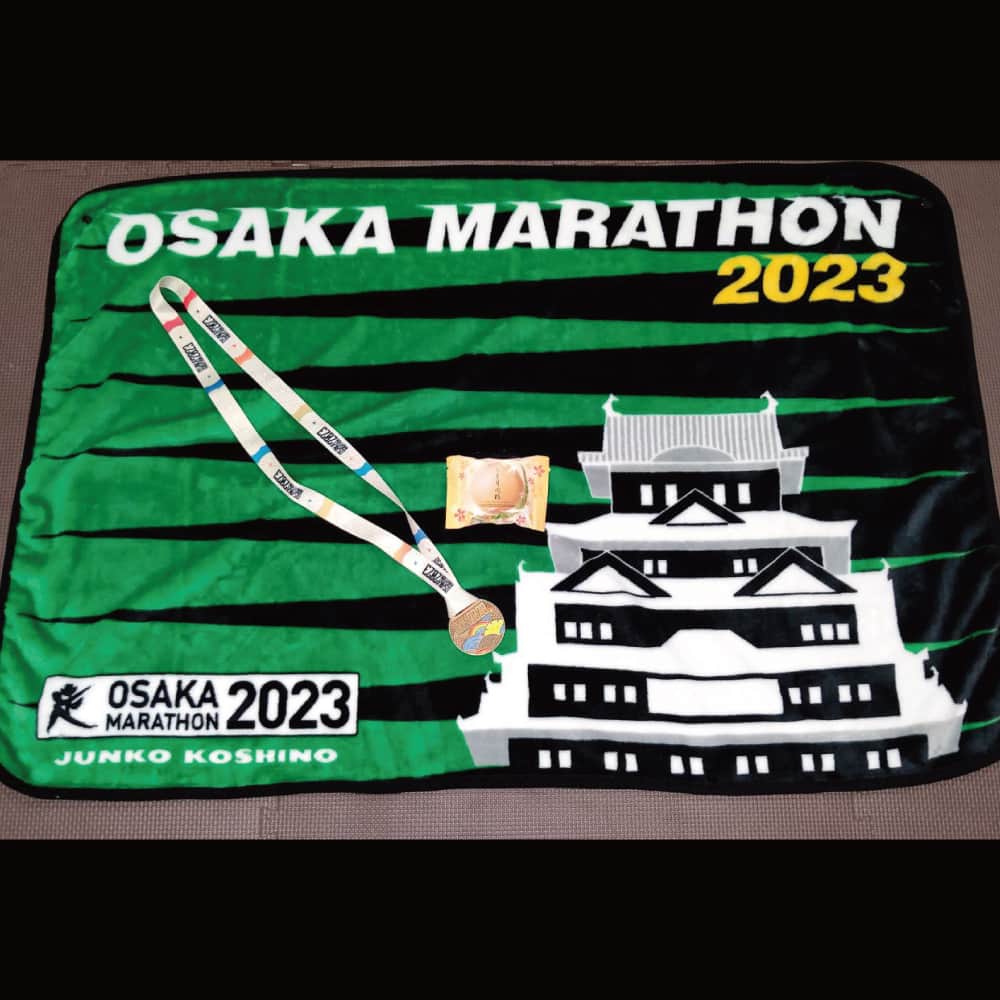 月化粧さんのインスタグラム写真 - (月化粧Instagram)「【大阪マラソン2023】に「月化粧」を提供させていただきました🌕✨  2023年2月26日(日)に開催された 『大阪マラソン2023』に 今年も「月化粧」を提供させていただきました。  青木松風庵は2015年より 大阪マラソンのサポーターとして企業協賛しております。  今年も完走された全てのランナーの皆さまにゴール地点でお配りし、 合計3万2000個の「みるく饅頭 月化粧」を 提供させていただきました🏃🏃  ゴール地点の月化粧を楽しみに走り切ったというお声も頂き、嬉しい限りです☺ 青木松風庵から参加した仲間も、無事完走でした✨ 参加されたランナーの皆さま、本当にお疲れ様でした！  24日(金)・25日(土)に インテックス大阪で開催された 『大阪マラソンEXPO』にも出展！  青木松風庵のブースにお立ち寄りいただいた皆さま ありがとうございました♬ 大平サブローさんになりきって、記念撮影も沢山していただきました🌕  ありがとうございました！  ▼大阪マラソンHP https://www.osaka-marathon.com/  ▼青木松風庵HP https://www.shofuan.co.jp/  【青木松風庵】@aokishofuan  . . #大阪マラソン2023 #大阪マラソンEXPO2023 #OsakaMarathon2023 #マラソン #協賛 #寄付  #青木松風庵 #月化粧  #月化粧ファクトリー #工場見学 #大阪スイーツ #大阪土産 #大阪お菓子 #和歌山スイーツ #和歌山お菓子 #美味しい #お菓子 #おやつ #スイーツ #和菓子 #お菓子好きな人と繋がりたい #和菓子好きな人と繋がりたい #ilovejapan #osaka #osakasweets #sweets #wagashi #aokishofuan #tsukigesho」2月28日 18時00分 - tsukigesho