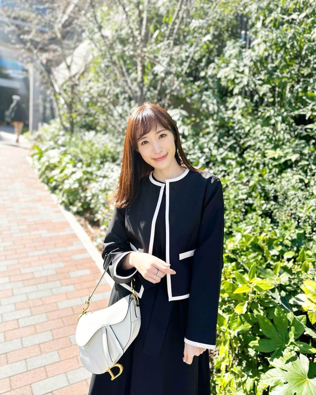 小林真由のインスタグラム：「送迎コーデ👗  毎回楽しみにしてる、 @andemiu_official  @saaya_mizuno  のコラボ服♡ ノーカラージャケットは、ショート丈で全体をすっきり見せてくれるの。デニム合わせも可愛いです♡ 　  着丈が選べるワンピース、私はロングタイプにしました。 ベルトでウエストラインも綺麗に見えて、一枚で上品コーデが完成♡ サラッと着られる無地のワンピースは何枚あっても重宝します。 ⁡ 卒入園式にもおすすめのセット✨🌸 ⁡ ⁡ ⁡ #ファッション #コーデ #ママコーデ #女の子ママ #男の子ママ #ママライフ #コーディネート #４歳 #２歳 #ベビー #二人育児 #入園式 #卒園式 #入園式ママコーデ #andemiu #アンデミュウ」