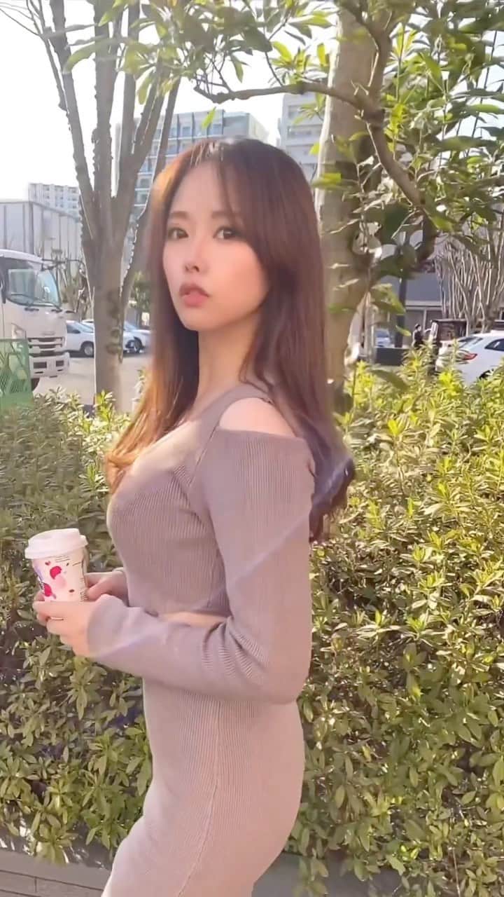 のインスタグラム：「今日あったかかったね♡ぽかぽか〜☺️ ちっっこいスタバを持って徘徊したよ♡  さくらソイラテ超美味しかった🌸 桜風味のいちごホワイトチョコレート味だった🍓 桜味終わるまでまた飲みたいっ  #ニットワンピ #春コーデ #スタバ新作 #さくらソイラテ #セミロングヘア #ベージュコーデ#仙台」