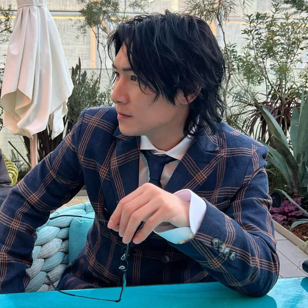 ジョーブログのインスタグラム：「「スーツ似合ってるやろ？」言うたら芸人さんみたいでええやん言われた🤣  前々から行きたい言うてた、ルイヴィトンのVIPレストランに鼻毛のおばちゃんの74才の誕生日祝いで行ってきた🤣 ばばあ孝行したわあ笑  これからも元気で長生きしてなあ！」