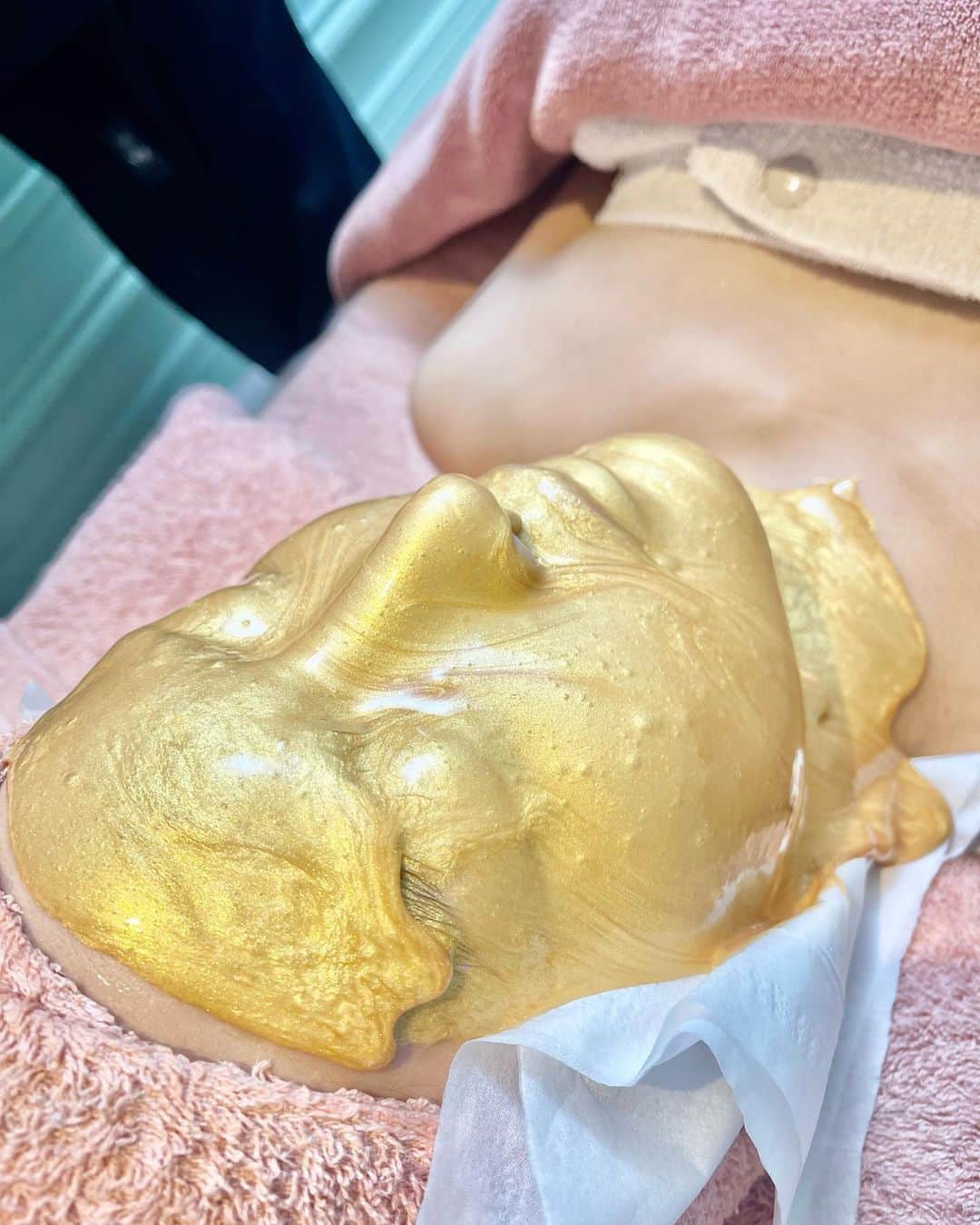 宮内ひかるのインスタグラム：「カスマラパックのゴールド もしてもらって ツヤツヤになりました☺️✨✨  @beautysalon.lia  @lia___eyelash   #カスマラパック #睫毛パーマ #パリジェンヌアイブロウリフト #名古屋サロン　#栄サロン　#伏見サロン　#名古屋エステ  #栄エステ #伏見エステ」