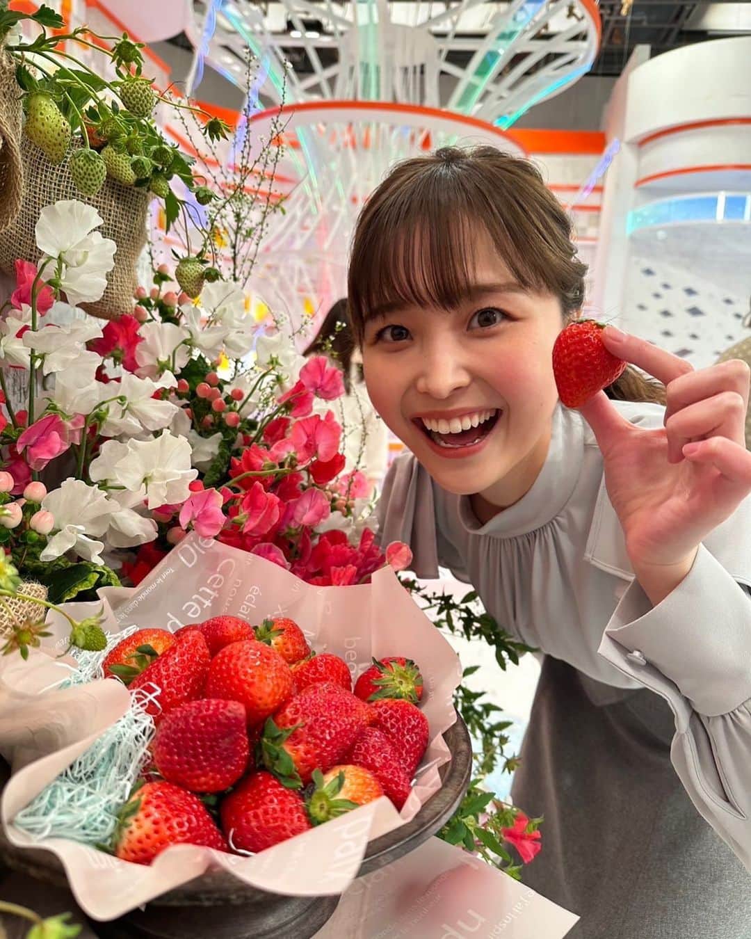のインスタグラム：「今朝。スタジオにはいちごの甘い香りが漂っていました！ そんな中、私のほっぺは、緊張でいちごに負けないくらい真っ赤になっていました。 明日も頑張ります！  #めざましテレビ#いちご」