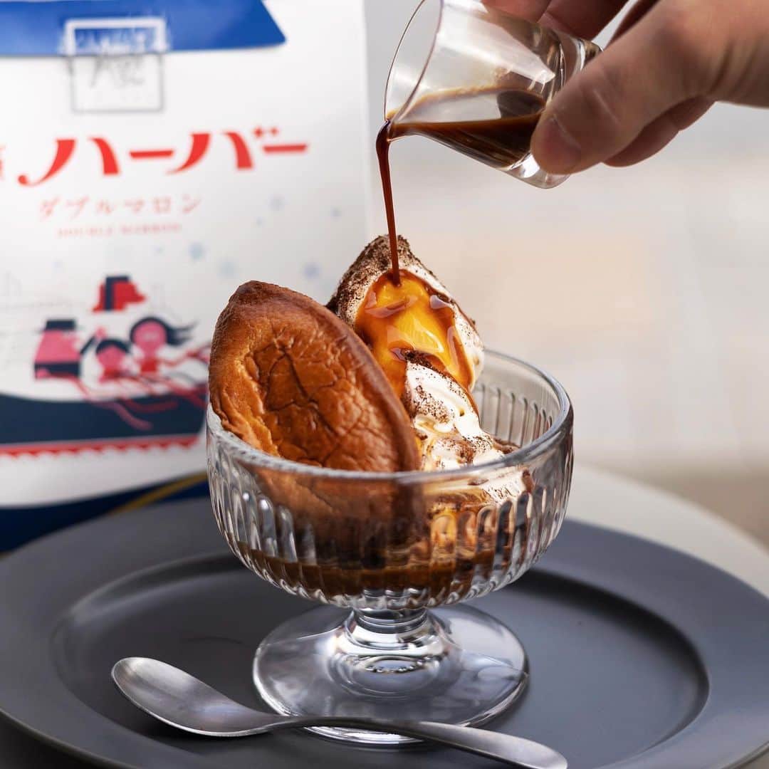 横浜赤レンガ倉庫のインスタグラム：「. 🎉🎊🎉🎊🎉🎊🎉🎊🎉🎊🎉 ありあけ ✖︎ UNI COFFEE ROASTERY 赤レンガ倉庫限定コラボメニュー 「ハーバーアフォガート」発売決定 🎉🎊🎉🎊🎉🎊🎉🎊🎉🎊🎉  横浜の銘菓“ありあけハーバー”を販売する「ありあけ」と、近年横浜エリアを中心に店舗展開している「UNI COFFEE ROASTERY」の、横浜赤レンガ倉庫に店舗を構える2店舗のコラボが実現！  軽く、フルーティーな味わいが特徴のUNI COFFEE ROASTERYのコーヒーにハーバーを浸して、オーブンで焼き、バニラアイスクリームを添えてご提供。  砕いたカカオビスケットとバニラの上にはコーヒー豆のパウダーをトッピングし、さらにハーバーには別添えのエスプレッソをかけてお召し上がりいただけます。  甘味と苦みのバランスが絶妙で、様々な食感が楽しめる一品です😋🌈  期間:2023年3月1日(水)〜5月7日(日) 場所:横浜赤レンガ倉庫1号館1F 　　「UNI COFFEE ROASTERY」 価格:780円(税込)  #横浜赤レンガ倉庫  #横浜赤レンガ  #赤レンガ倉庫  #yokohamaredbrickwarehouse  #みなとみらいグルメ #みなとみらいスイーツ #みなとみらいカフェ #ありあけハーバー  #unicoffeeroastery  #横浜 #yokohama」