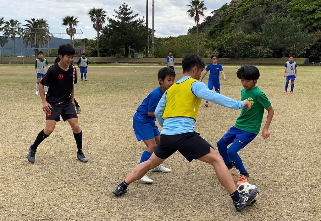 佐藤勇人さんのインスタグラム写真 - (佐藤勇人Instagram)「ウェルトリpresents 奄美大島サッカークリニック  大自然に囲まれた大好きな奄美大島で2回目のサッカークリニックを開催する事ができました。  幼稚園児から小学生まで、100名を超える島の南部の子供達が参加してくれて、皆んなの笑顔と元気から沢山のエネルギーをいただきました。 次は北部でも開催できたらと思っております。  最後の画像は翌日の奄美新聞🗞  奄美大島の皆さん ありがっさまりょうた  #奄美大島 #奄美大島サッカー #奄美新聞 #ウェルトリ #ありがっさまりょうた  #佐藤勇人」2月28日 18時28分 - yuto7sato