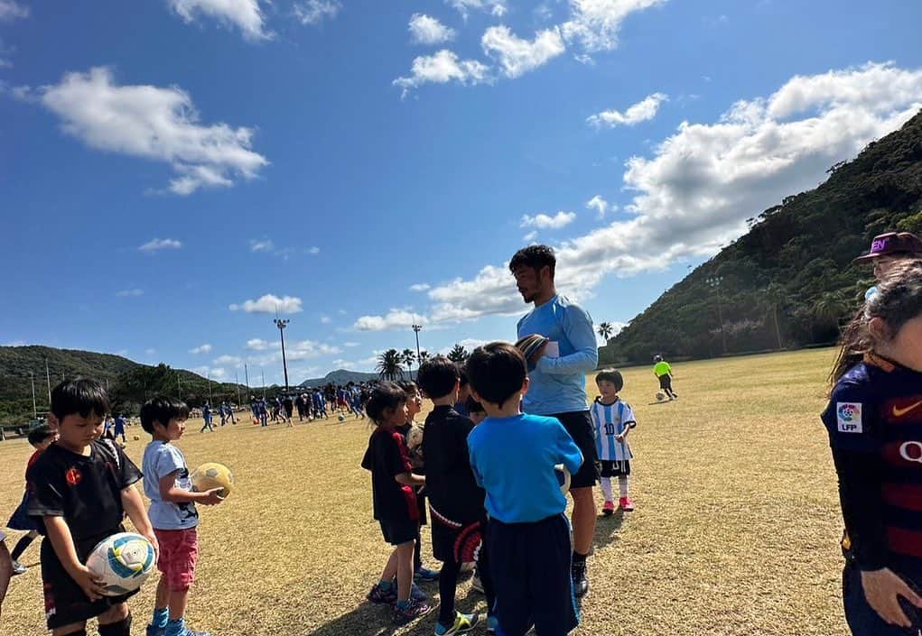 佐藤勇人さんのインスタグラム写真 - (佐藤勇人Instagram)「ウェルトリpresents 奄美大島サッカークリニック  大自然に囲まれた大好きな奄美大島で2回目のサッカークリニックを開催する事ができました。  幼稚園児から小学生まで、100名を超える島の南部の子供達が参加してくれて、皆んなの笑顔と元気から沢山のエネルギーをいただきました。 次は北部でも開催できたらと思っております。  最後の画像は翌日の奄美新聞🗞  奄美大島の皆さん ありがっさまりょうた  #奄美大島 #奄美大島サッカー #奄美新聞 #ウェルトリ #ありがっさまりょうた  #佐藤勇人」2月28日 18時28分 - yuto7sato