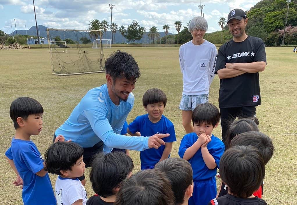 佐藤勇人さんのインスタグラム写真 - (佐藤勇人Instagram)「ウェルトリpresents 奄美大島サッカークリニック  大自然に囲まれた大好きな奄美大島で2回目のサッカークリニックを開催する事ができました。  幼稚園児から小学生まで、100名を超える島の南部の子供達が参加してくれて、皆んなの笑顔と元気から沢山のエネルギーをいただきました。 次は北部でも開催できたらと思っております。  最後の画像は翌日の奄美新聞🗞  奄美大島の皆さん ありがっさまりょうた  #奄美大島 #奄美大島サッカー #奄美新聞 #ウェルトリ #ありがっさまりょうた  #佐藤勇人」2月28日 18時28分 - yuto7sato