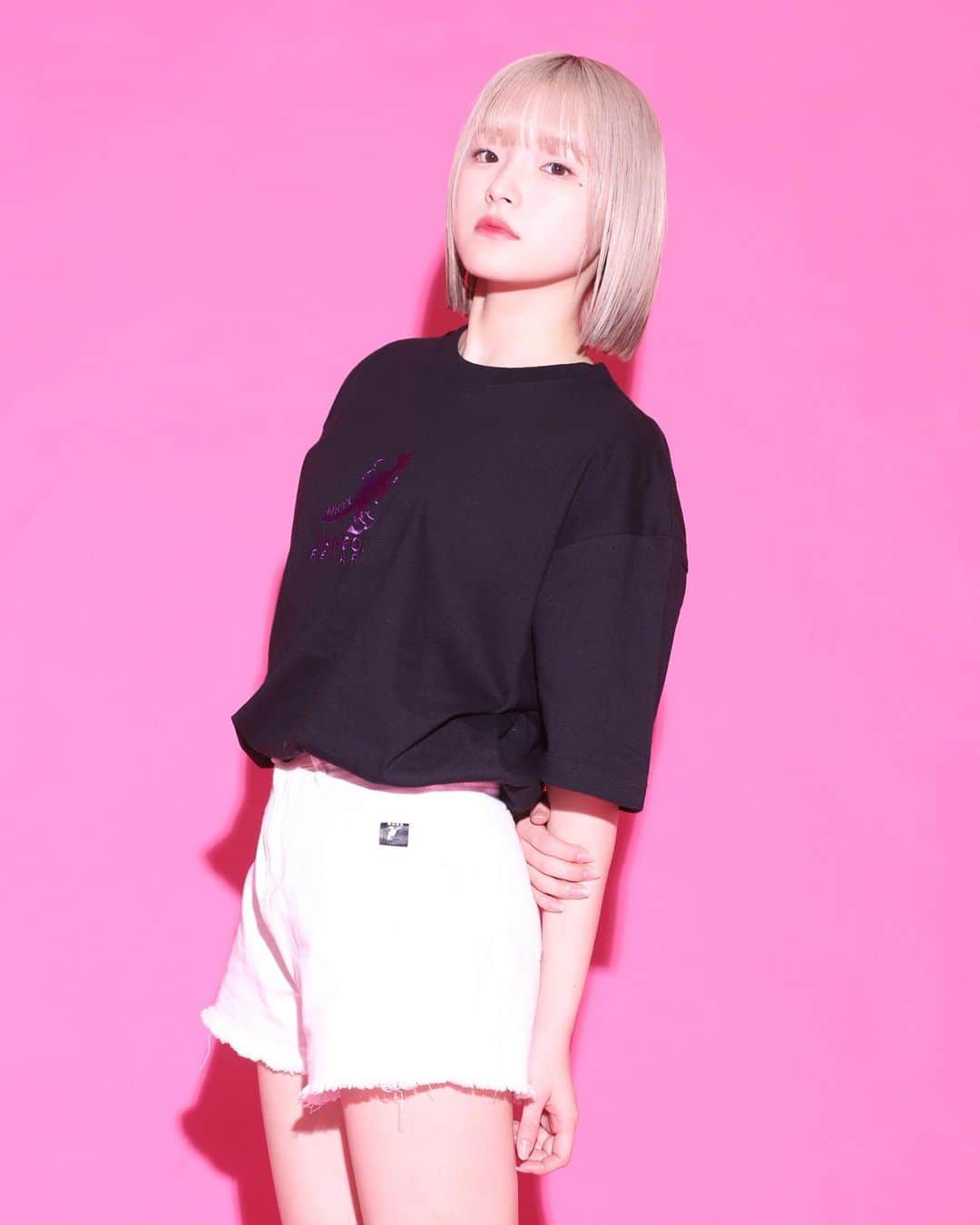 志村美希のインスタグラム：「お知らせです🦘💖！ KANGOL REWARDさんとコラボTシャツ、ロンT、フーディーの販売が開始されました！  自分がデザインしたものがみんなの手に渡るなんてきっと最初で最後で既にもう感無量です🥺  期間限定です、 いっぱいカラーあるからぜひサイト覗いてネ😽💞 ストーリーハイライトにも置いとくネ😼  【https://kangolreward.jp/SHOP/202372/232593/list.html】  #KANGOL #KANGOLREWARD」