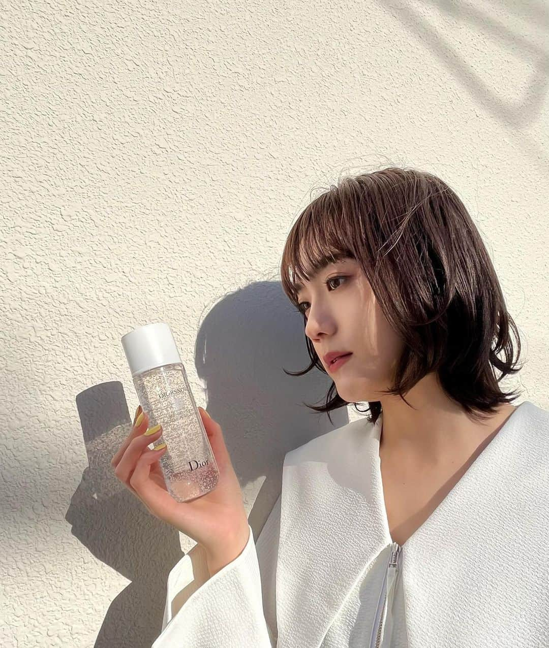 松井愛莉のインスタグラム：「❄️DIORSNOW❄️ ESSENCE OF LIGHT MICRO-INFUSED LOTION  新しくなって2月24日発売。  雪のようなホワイトパールにビタミンEを閉じ込めて 従来の2倍のビタミンCと共に有用成分をしっかり肌に届けてくれます。  みずみずしいジェルテクスチャーが肌になじんで使うたび潤う！  @diorbeauty #ディオールスノー #giftedbydior #pr」