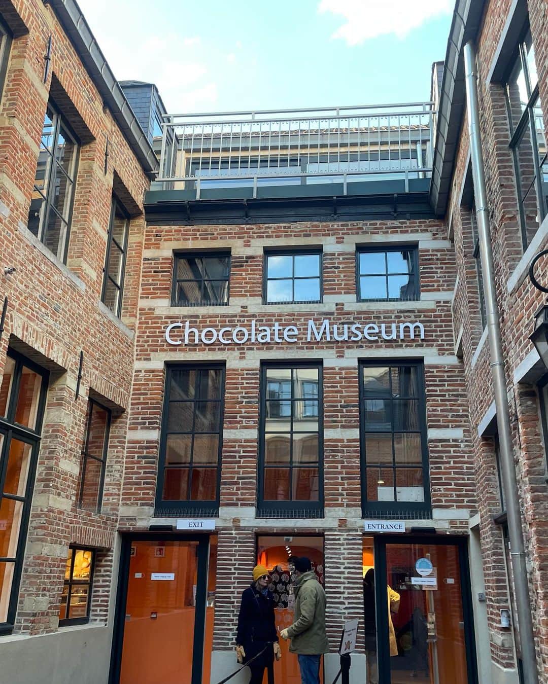 楽山孝志さんのインスタグラム写真 - (楽山孝志Instagram)「今日はOFFでブリュッセルへ ワッフルはクリーム控えめに... #ブリュッセル  #グランプラス  #小便小僧  #ベルギーワッフル  #ベルギーチョコ  #mannekenpis  #grandplace  #belgium  #chocolates  #belgiumchocolate  #belgiumwaffles  #brussels #travelphotography  #instatravel  #観光  #photography」2月28日 18時49分 - takashi.rakuyama