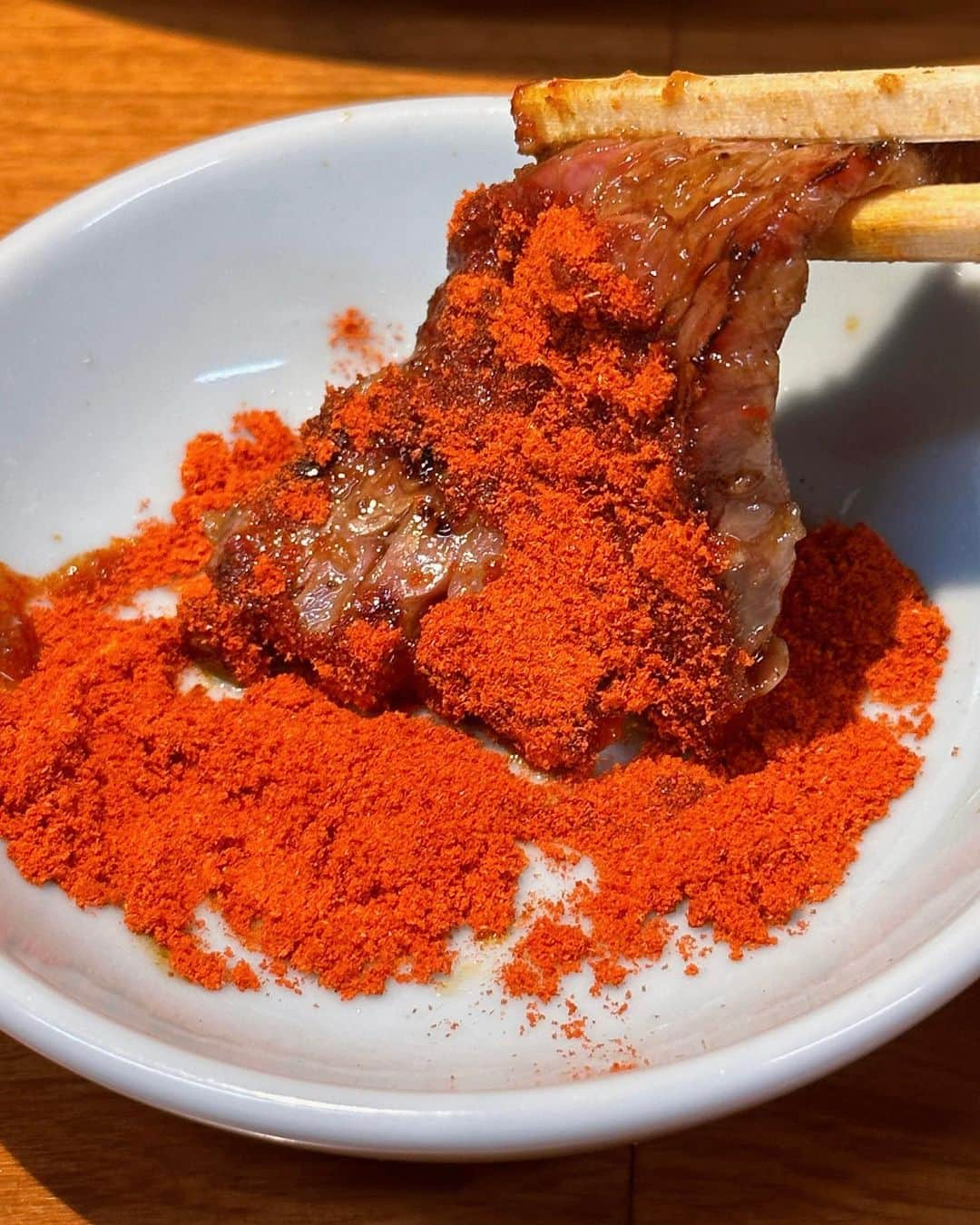 フォーリンデブさんのインスタグラム写真 - (フォーリンデブInstagram)「【カウンター町焼肉の新店！】 池尻大橋に4ヶ月前にオープンした「焼肉家てっちゃん」は、オープンキッチンのカウンター席のみで、店員さんとの会話も楽しめる町焼肉🌟  名物の「アツタン 1500円」は、厚切りタンの略で、2cmほどの肉厚なタン×4ブロックで食べごたえバッチリ👊 サイの目に包丁を入れてあるから、分厚くても噛みやすく、肉汁がほとばしるね❣️  上ロースはほどける柔らかい肉質で、甘めのタレも美味しく、いろいろドリンクメニューも充実しているから、これはお酒もススんじゃいそう🙌  ---------- 🍴焼肉家 てっちゃん ☎️080-7374-6851 🏠東京都目黒区東山3-4-10  ⏰17:00-22:00（不定休） 💰食べログ予算: 🌠¥5000- @yakiniku_tetchan_ikejiri  - #東京グルメ #東京焼肉 #池尻大橋グルメ #池尻大橋焼肉 #焼肉家てっちゃん #カウンター焼肉 #町焼肉 #厚切りタン #タン元を使用するから #余ったタン先はカレーに使用 #牛タンカレーも美味しかった - ▼ エリア&ジャンル検索 #フォーリンデブ池尻大橋 #フォーリンデブ焼肉」2月28日 18時43分 - fallindebu