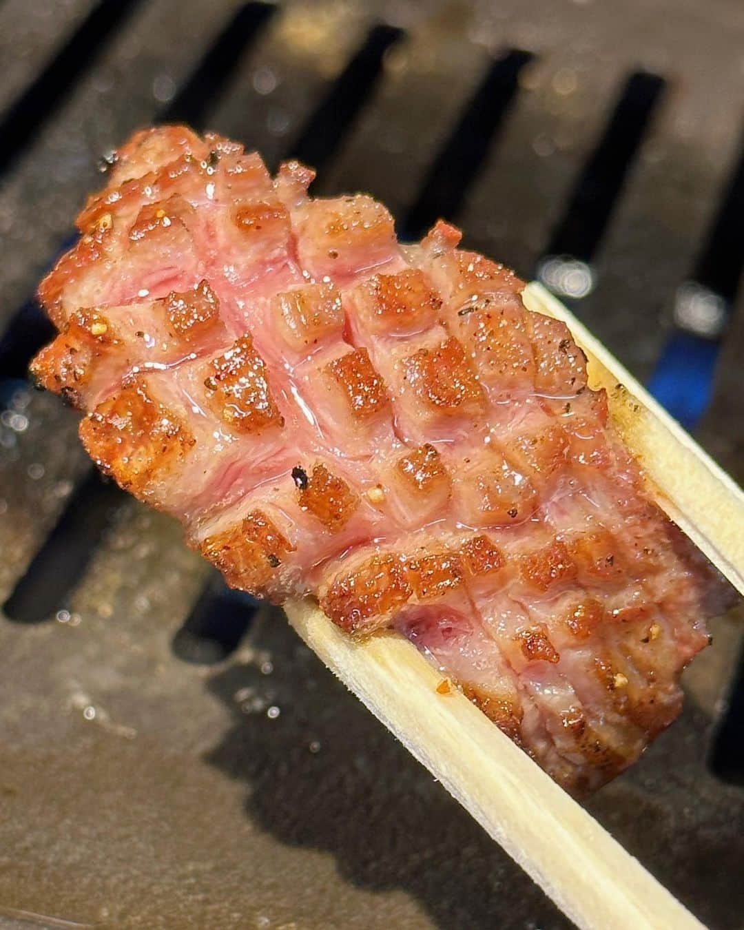 フォーリンデブのインスタグラム：「【カウンター町焼肉の新店！】 池尻大橋に4ヶ月前にオープンした「焼肉家てっちゃん」は、オープンキッチンのカウンター席のみで、店員さんとの会話も楽しめる町焼肉🌟  名物の「アツタン 1500円」は、厚切りタンの略で、2cmほどの肉厚なタン×4ブロックで食べごたえバッチリ👊 サイの目に包丁を入れてあるから、分厚くても噛みやすく、肉汁がほとばしるね❣️  上ロースはほどける柔らかい肉質で、甘めのタレも美味しく、いろいろドリンクメニューも充実しているから、これはお酒もススんじゃいそう🙌  ---------- 🍴焼肉家 てっちゃん ☎️080-7374-6851 🏠東京都目黒区東山3-4-10  ⏰17:00-22:00（不定休） 💰食べログ予算: 🌠¥5000- @yakiniku_tetchan_ikejiri  - #東京グルメ #東京焼肉 #池尻大橋グルメ #池尻大橋焼肉 #焼肉家てっちゃん #カウンター焼肉 #町焼肉 #厚切りタン #タン元を使用するから #余ったタン先はカレーに使用 #牛タンカレーも美味しかった - ▼ エリア&ジャンル検索 #フォーリンデブ池尻大橋 #フォーリンデブ焼肉」