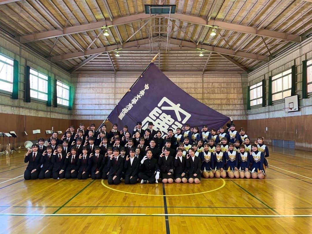 中央大学応援団チアリーディング部SPIRITSさんのインスタグラム写真 - (中央大学応援団チアリーディング部SPIRITSInstagram)「【令和5年度春合宿】 2月24日から27日の3泊4日で応援団3部の春合宿が行われました🌸  合宿3日目には、4日間温かなお心遣いで私たちをサポートしていただいた清風荘アネックス様の前で、総仕上げをさせていただきました！  その様子を少しお見せします📣  ②チア単独演技 ③ブラスコアー部とのニ部演技　♫shake it off ④ブラスコアー部との二部演技　♫がむしゃら行進曲 ⑤三部演技　♫ブラスト  合宿での成長をお見せすることができたと思います💪🏻 今回の合宿では、三部の団結感がより深まりました。その団結感を今後の活動にも活かしていきます！ 今後とも中央大学応援団をよろしくお願いいたします🫱🏻‍🫲🏾  #中央大学 #中大 #中央大学応援団 #チアリーディング部 #spirits#中大スポーツ  #春から中大#春から中央 #春から中央大学#新歓アカウント #2023新歓」2月28日 18時58分 - chuo_spirits